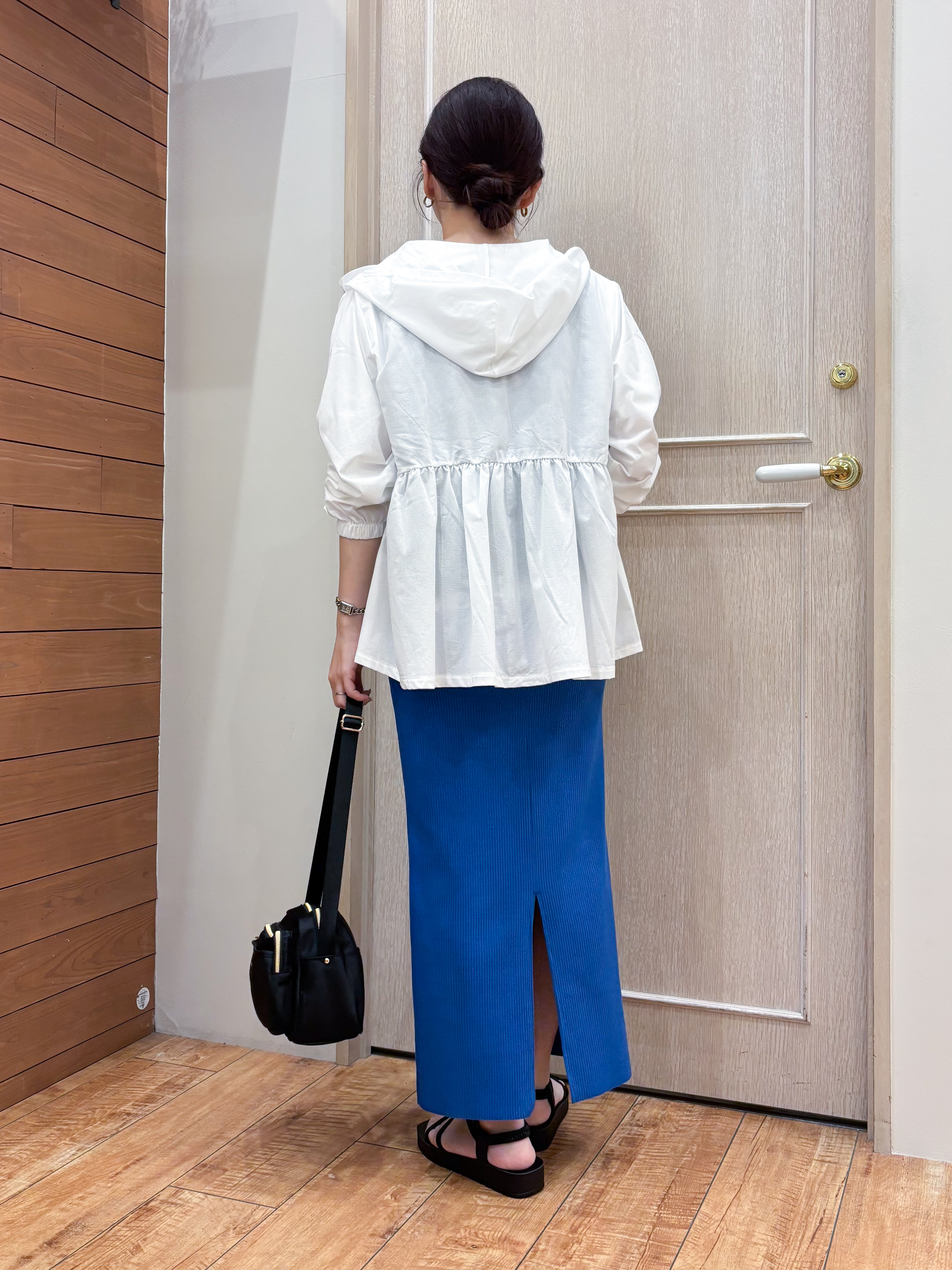 なみさんの「SHOO･LA･RUE｜【ひんやり/S-LL/体型カバー】ペプラムフリルとゴールドパーツが女性らしい UVパーカ」を使ったコーディネート