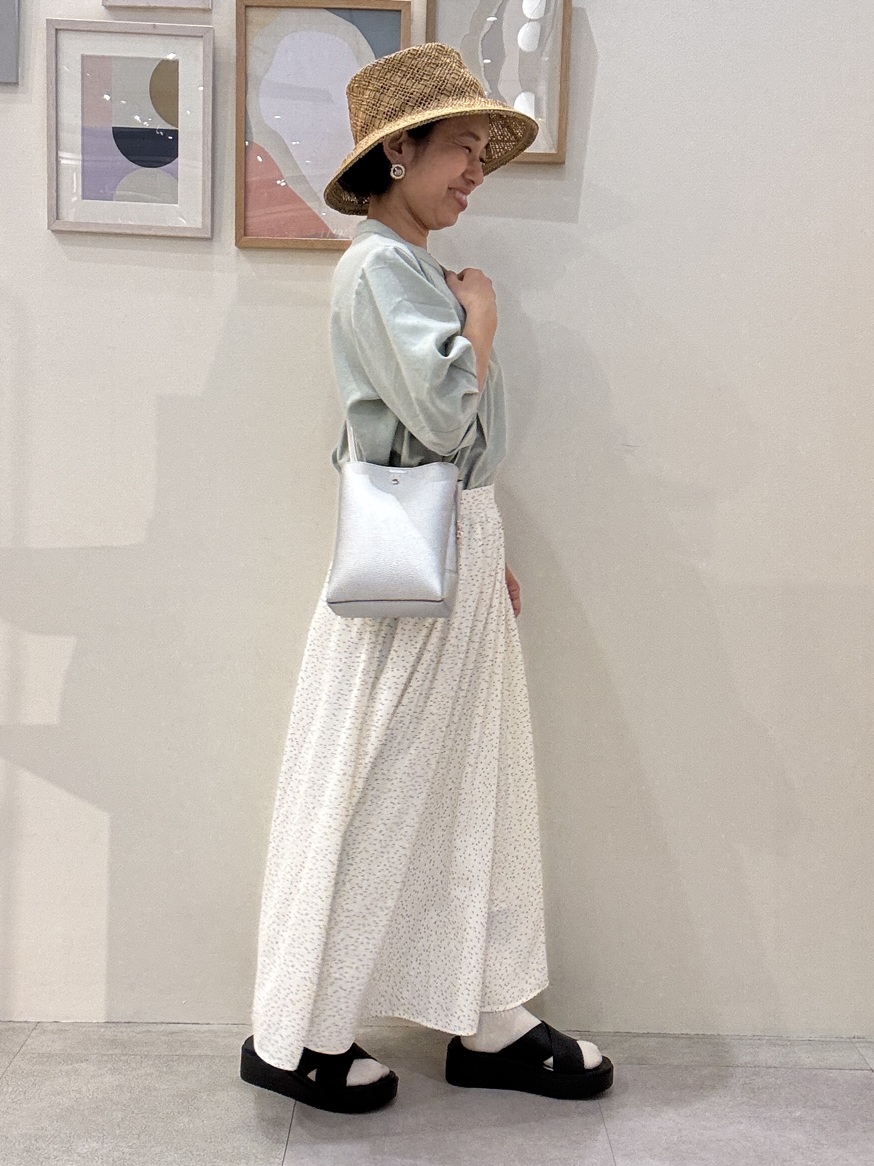 たけぴさんの「SHOO･LA･RUE｜【高レビュー/洗濯後しわになりにくい/インせず着られる】自然に体型カバー 麻調ペプラムブラウス」を使ったコーディネート