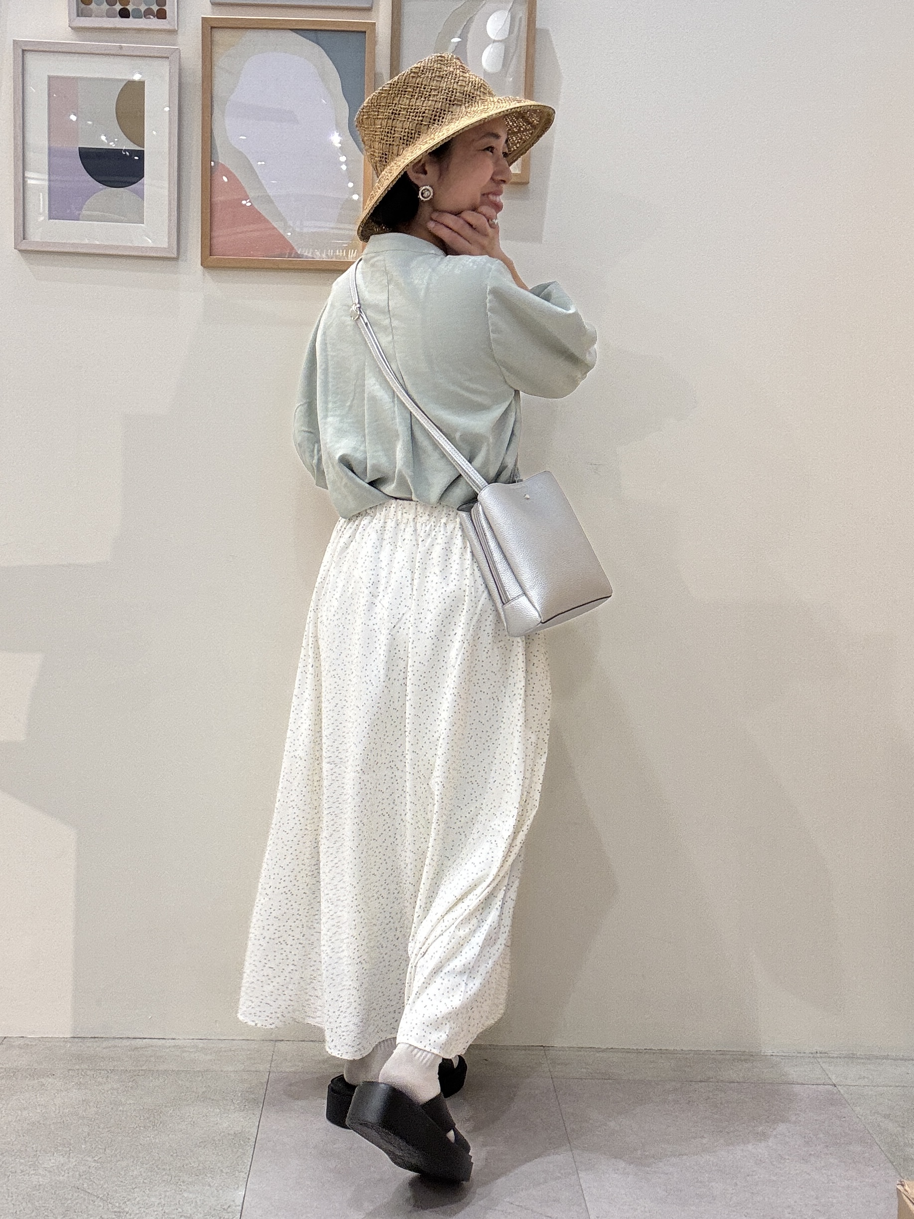 たけぴさんの「SHOO･LA･RUE｜【高レビュー/洗濯後しわになりにくい/インせず着られる】自然に体型カバー 麻調ペプラムブラウス」を使ったコーディネート