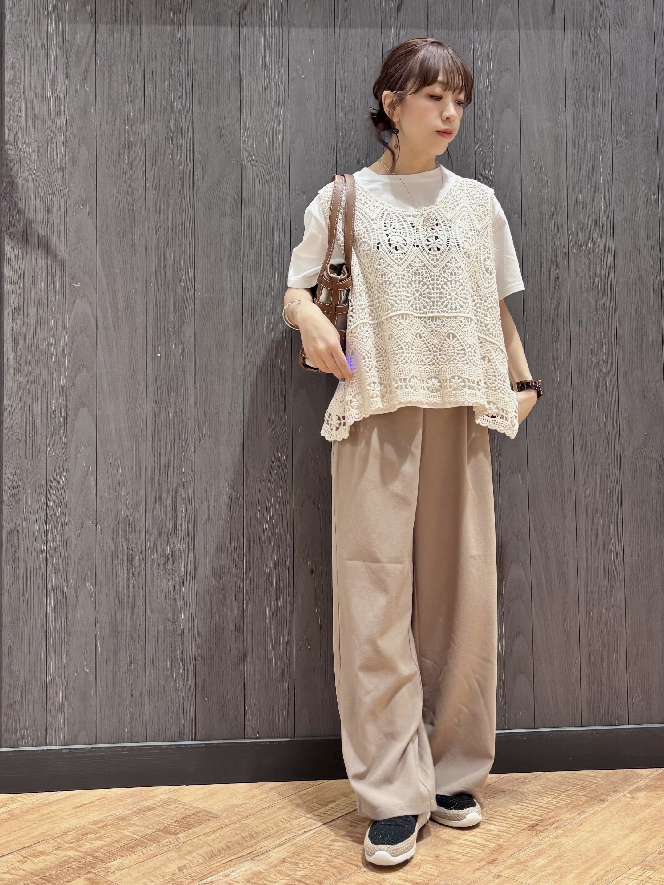meiさんの「SHOO･LA･RUE｜【2点セット/S-LL】透かしクロシェ編みベスト＋ロゴT 大人の涼やかセット」を使ったコーディネート