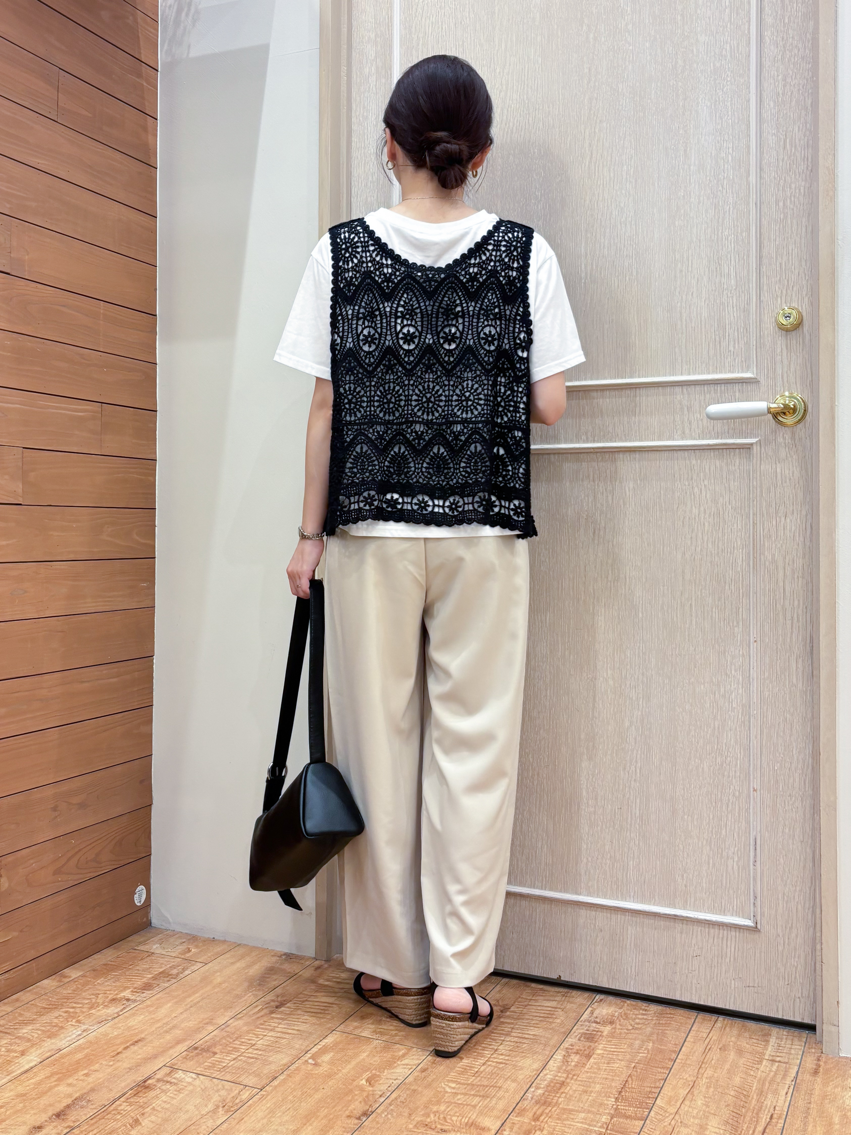 なみさんの「SHOO･LA･RUE｜【2点セット/S-LL】透かしクロシェ編みベスト＋ロゴT 大人の涼やかセット」を使ったコーディネート