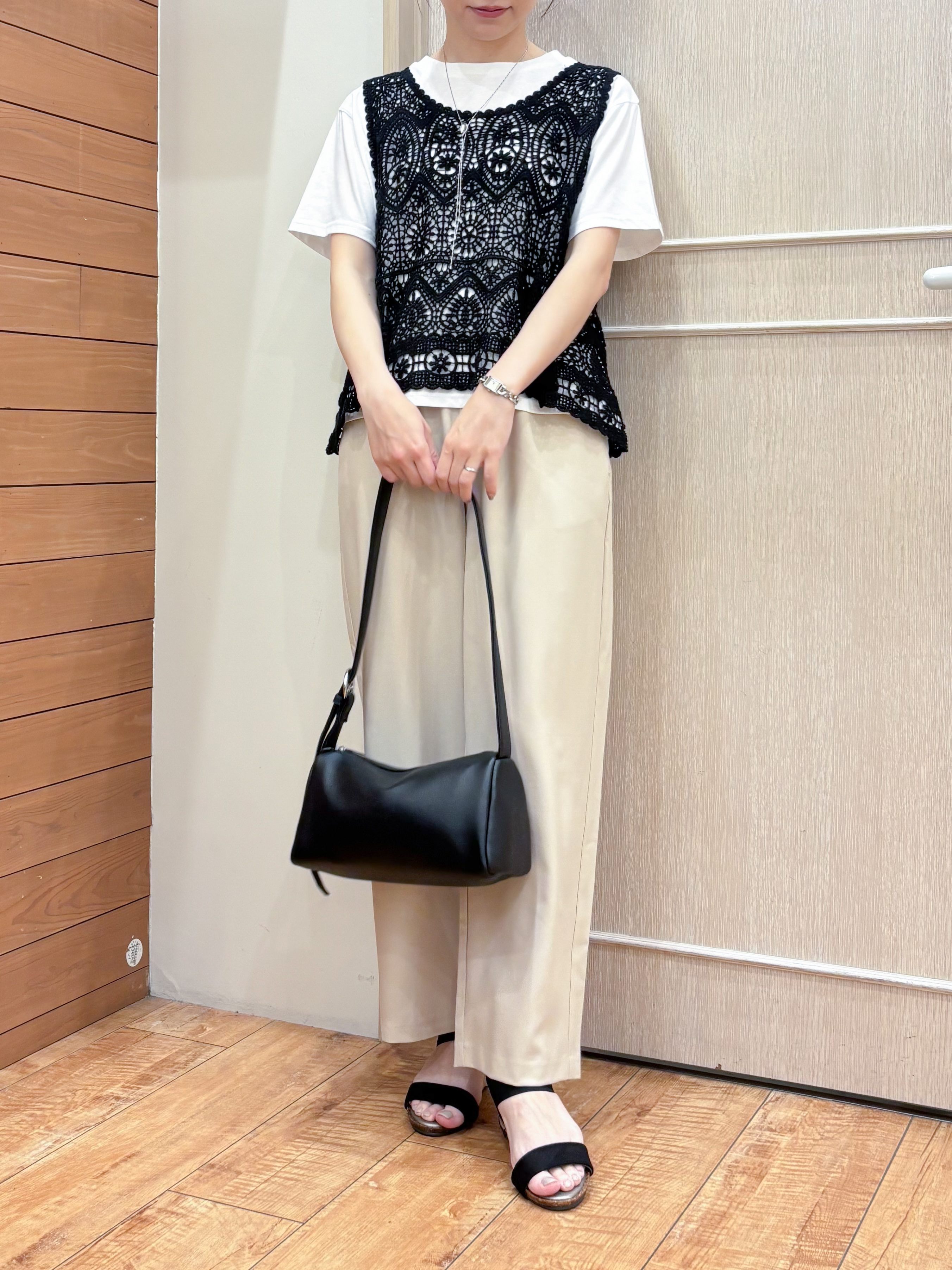 なみさんの「SHOO･LA･RUE｜【2点セット/S-LL】透かしクロシェ編みベスト＋ロゴT 大人の涼やかセット」を使ったコーディネート
