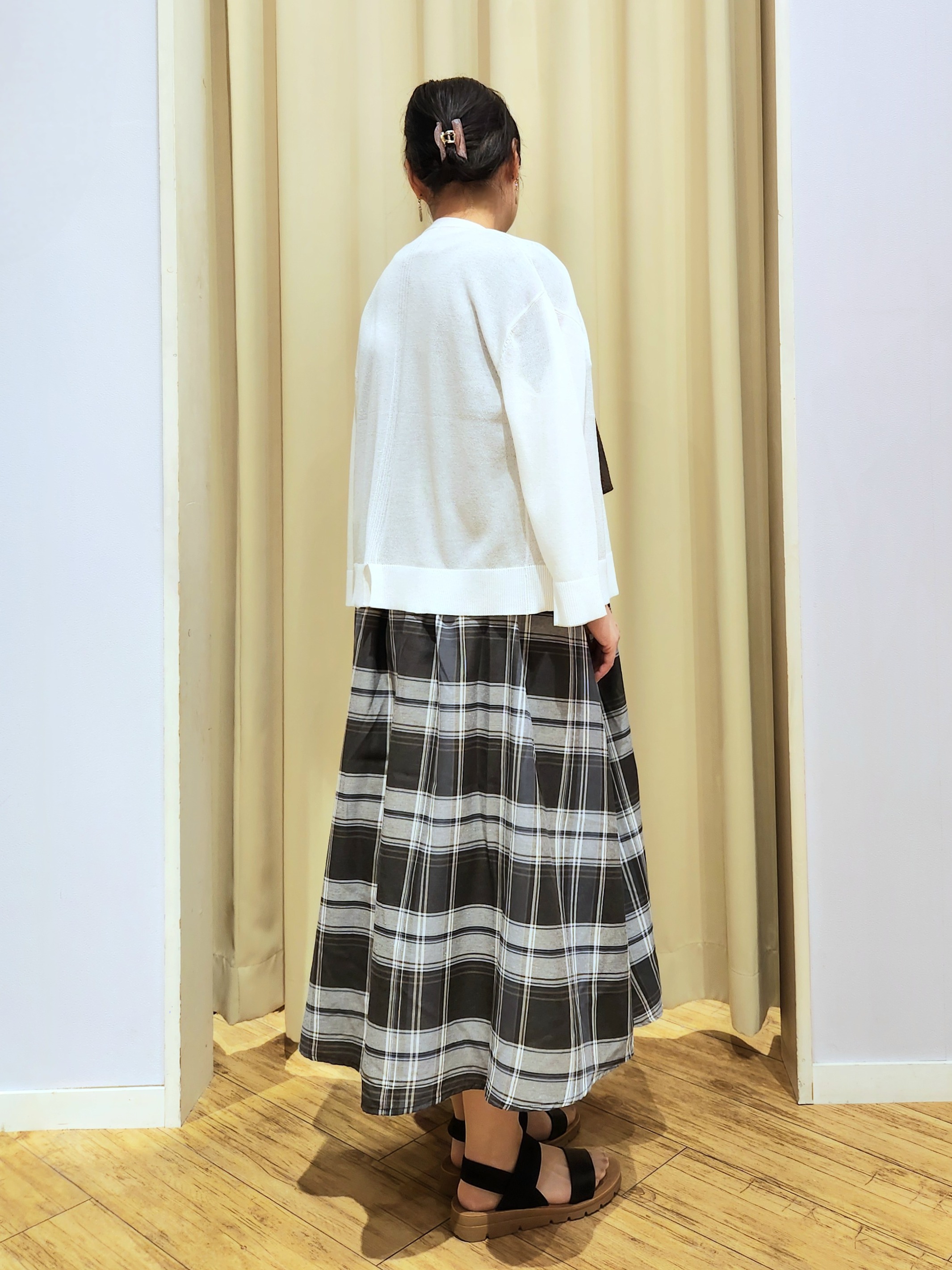 くまさんの「SHOO･LA･RUE｜【ひんやり/洗濯機可/S-LL】オンにもオフにも マルチに使えるボタンレスカーディガン」を使ったコーディネート
