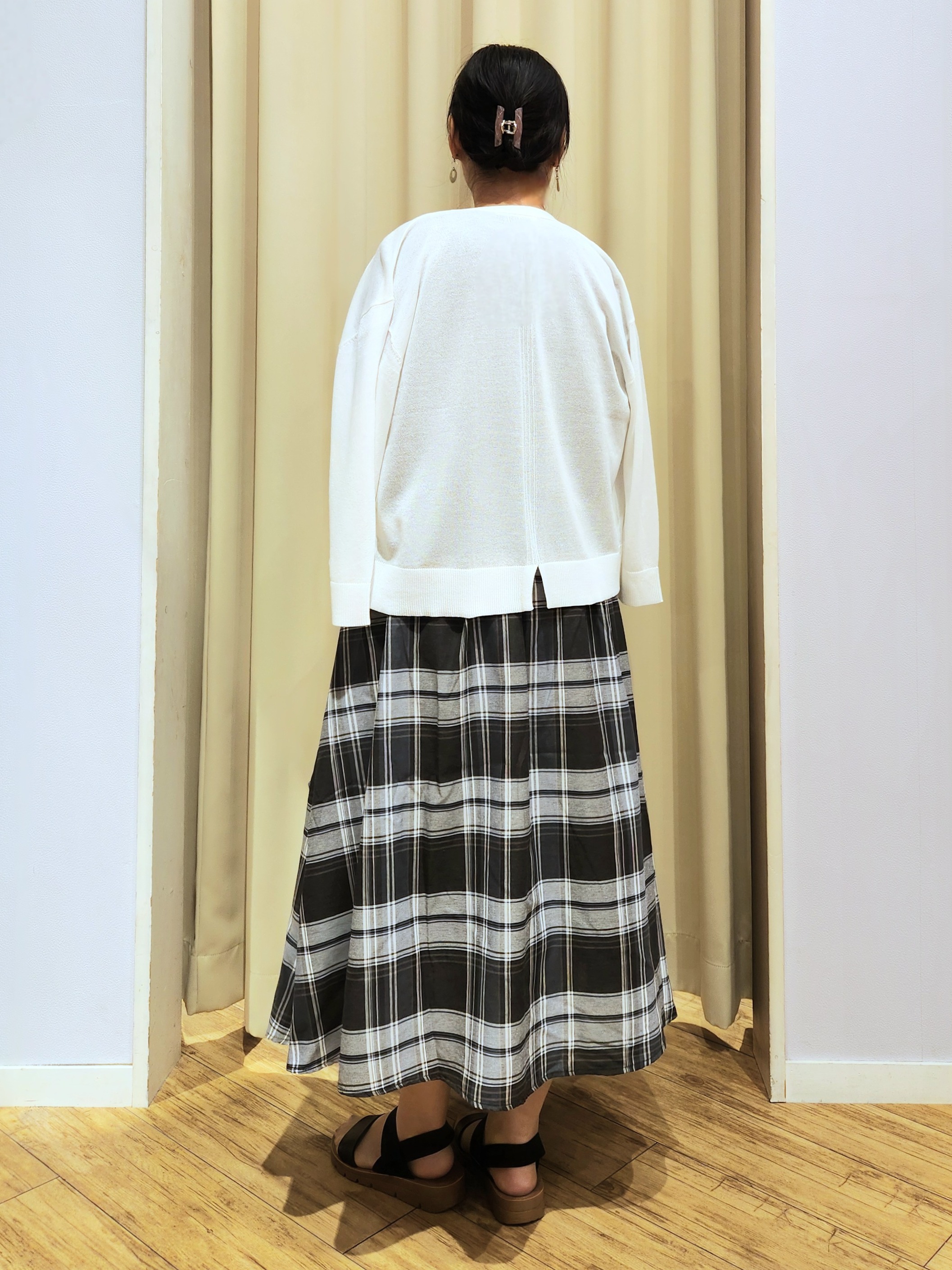 くまさんの「SHOO･LA･RUE｜【ひんやり/洗濯機可/S-LL】オンにもオフにも マルチに使えるボタンレスカーディガン」を使ったコーディネート