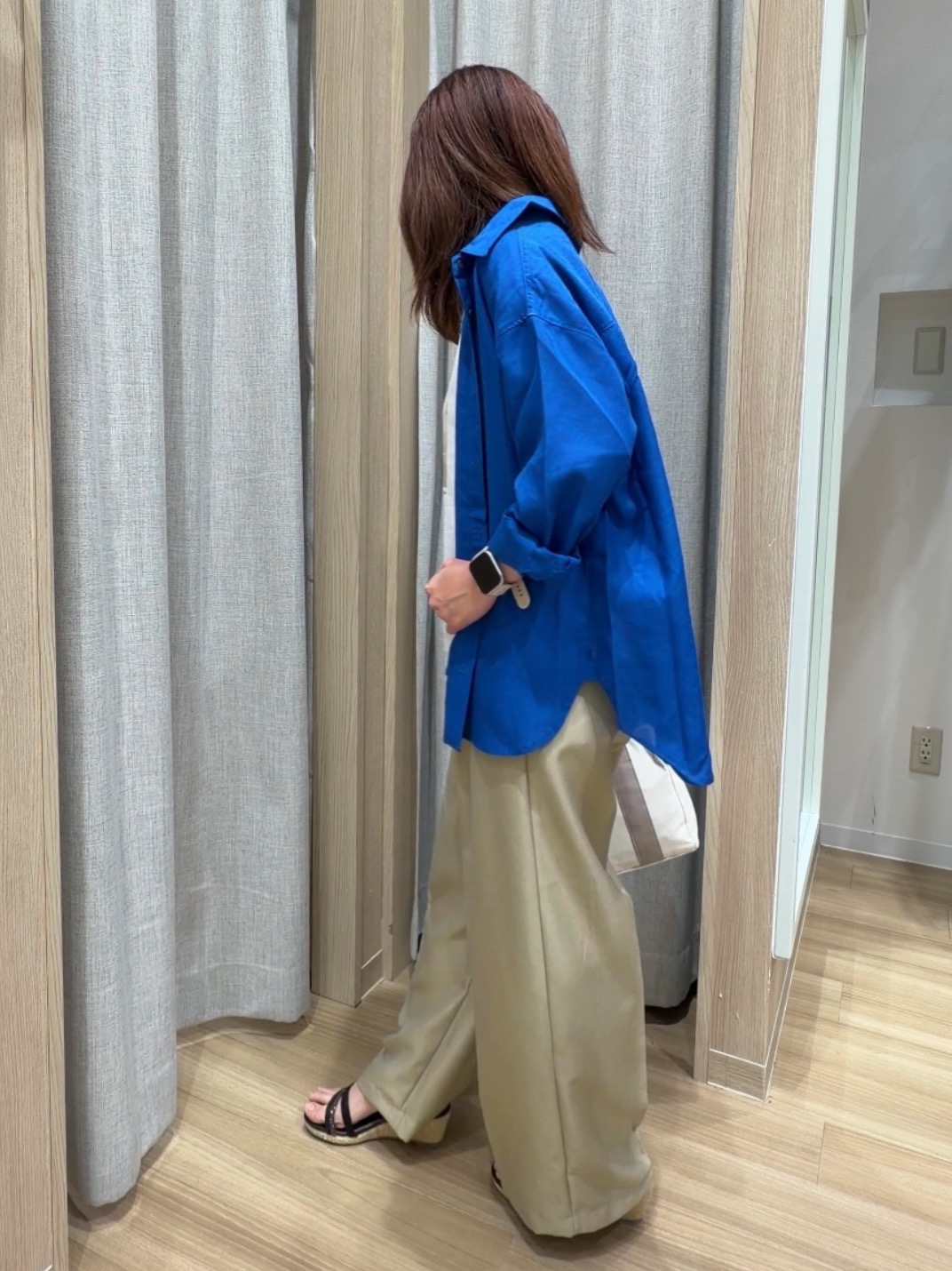Fumikaさんの「grove｜【洗濯機OK・ひんやり】朝晩の気温差に◎軽やかシアーシャツ」を使ったコーディネート