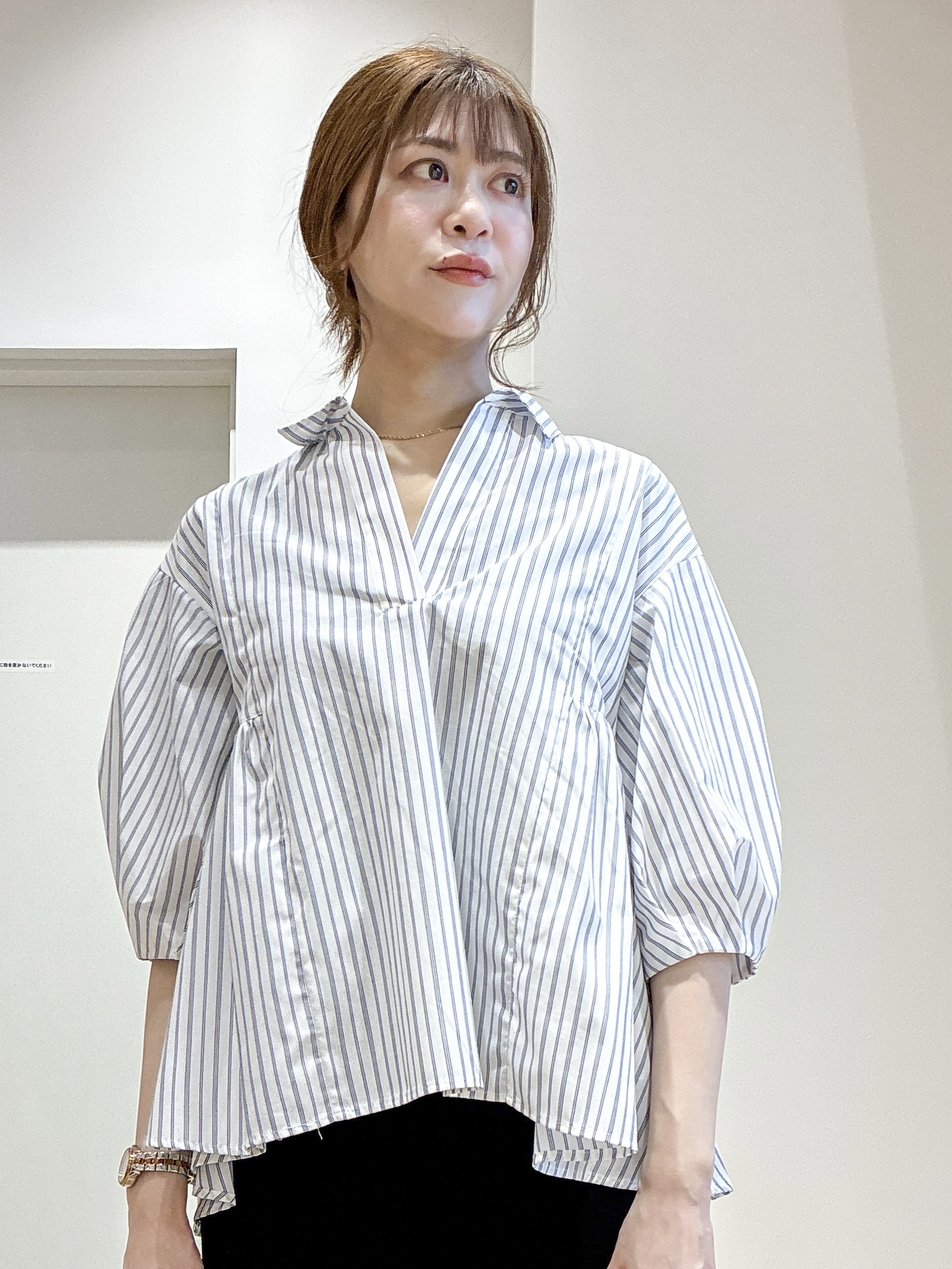 もんちゃんさんの「OPAQUE.CLIP｜スキッパーペプラムブラウス【洗濯機OK】」を使ったコーディネート