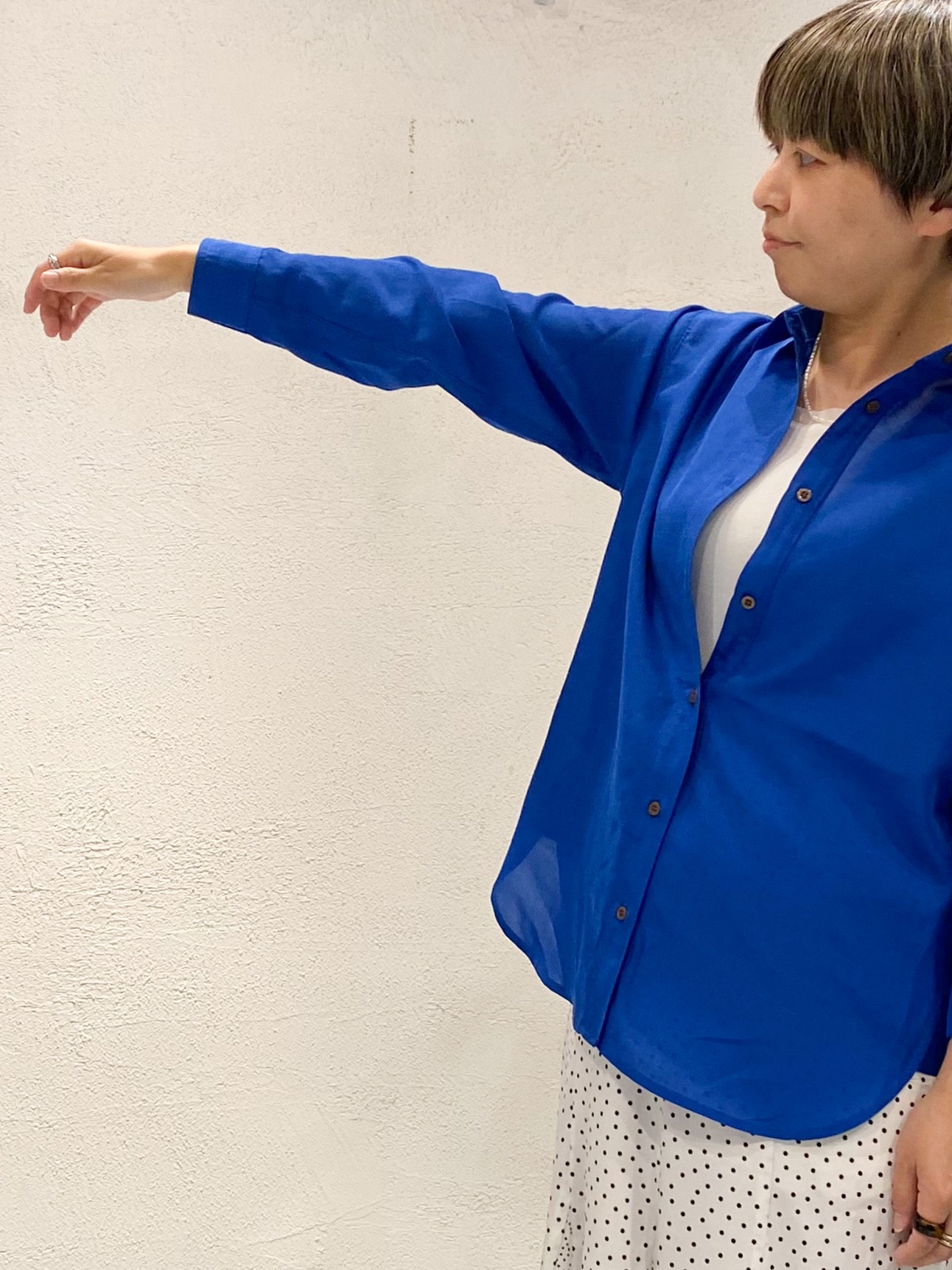 ばっちょさんの「grove｜【洗濯機OK・ひんやり】朝晩の気温差に◎軽やかシアーシャツ」を使ったコーディネート