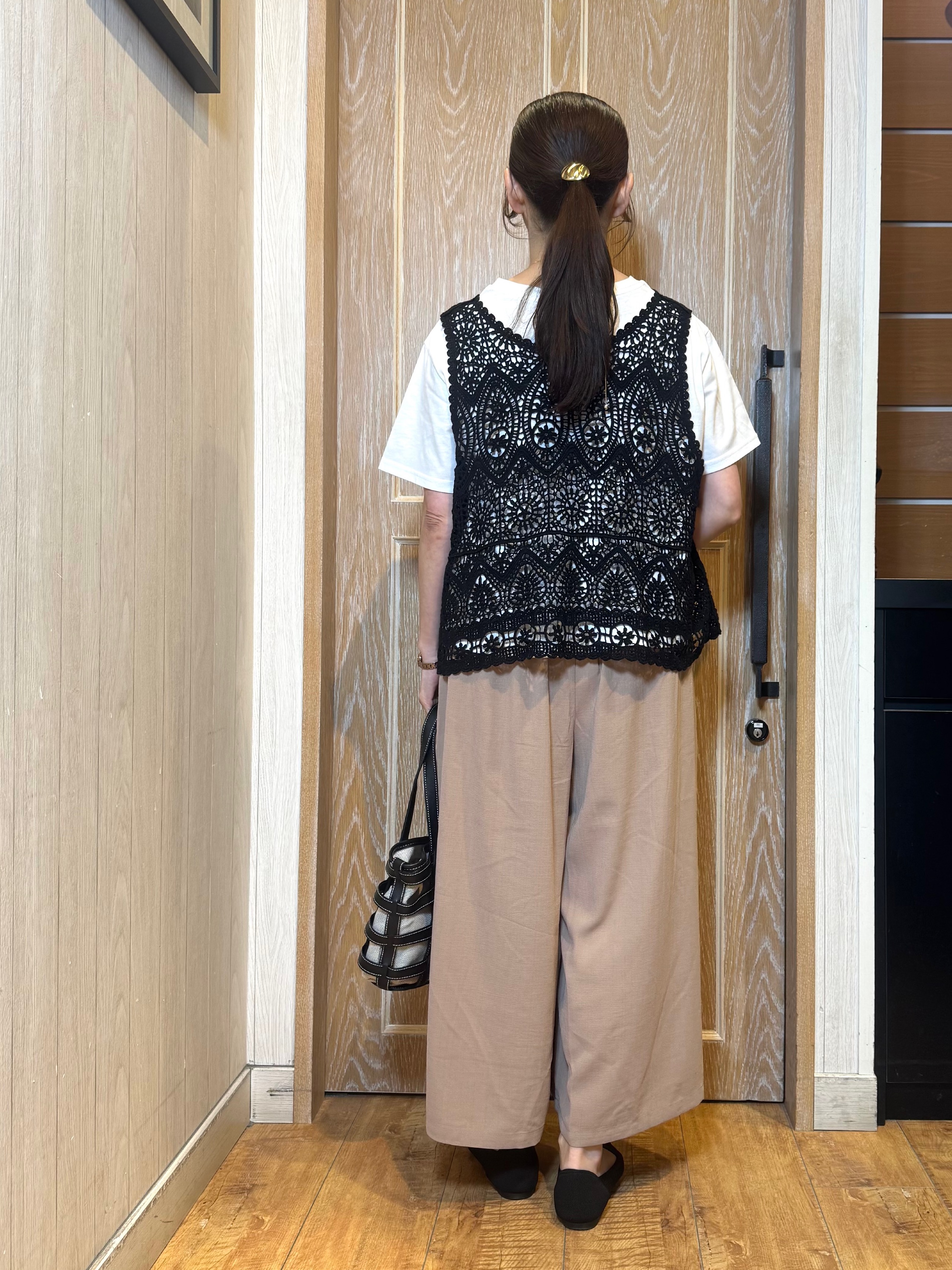 KAORIさんの「SHOO･LA･RUE｜【2点セット/S-LL】透かしクロシェ編みベスト＋ロゴT 大人の涼やかセット」を使ったコーディネート