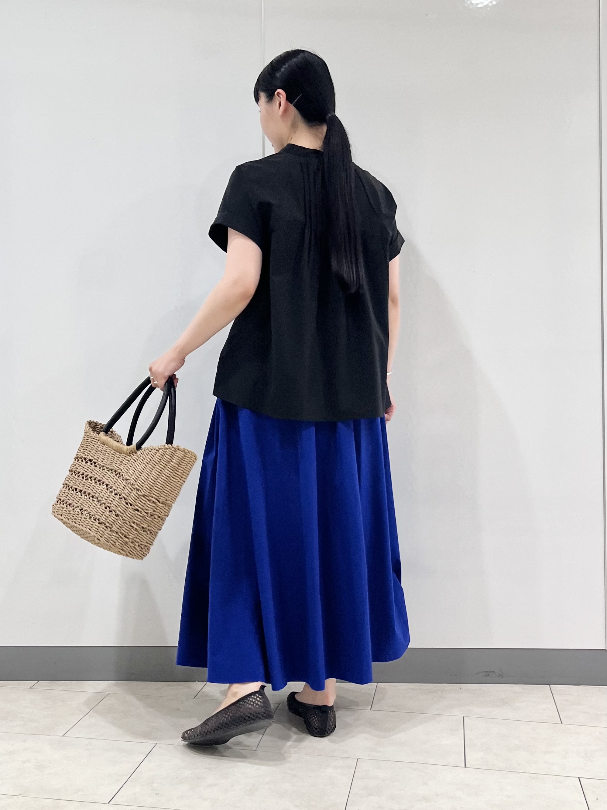 hasuさんの「INDIVI｜【撥水／UVケア／SETUP可能】軽量タックスキッパーブラウス」を使ったコーディネート