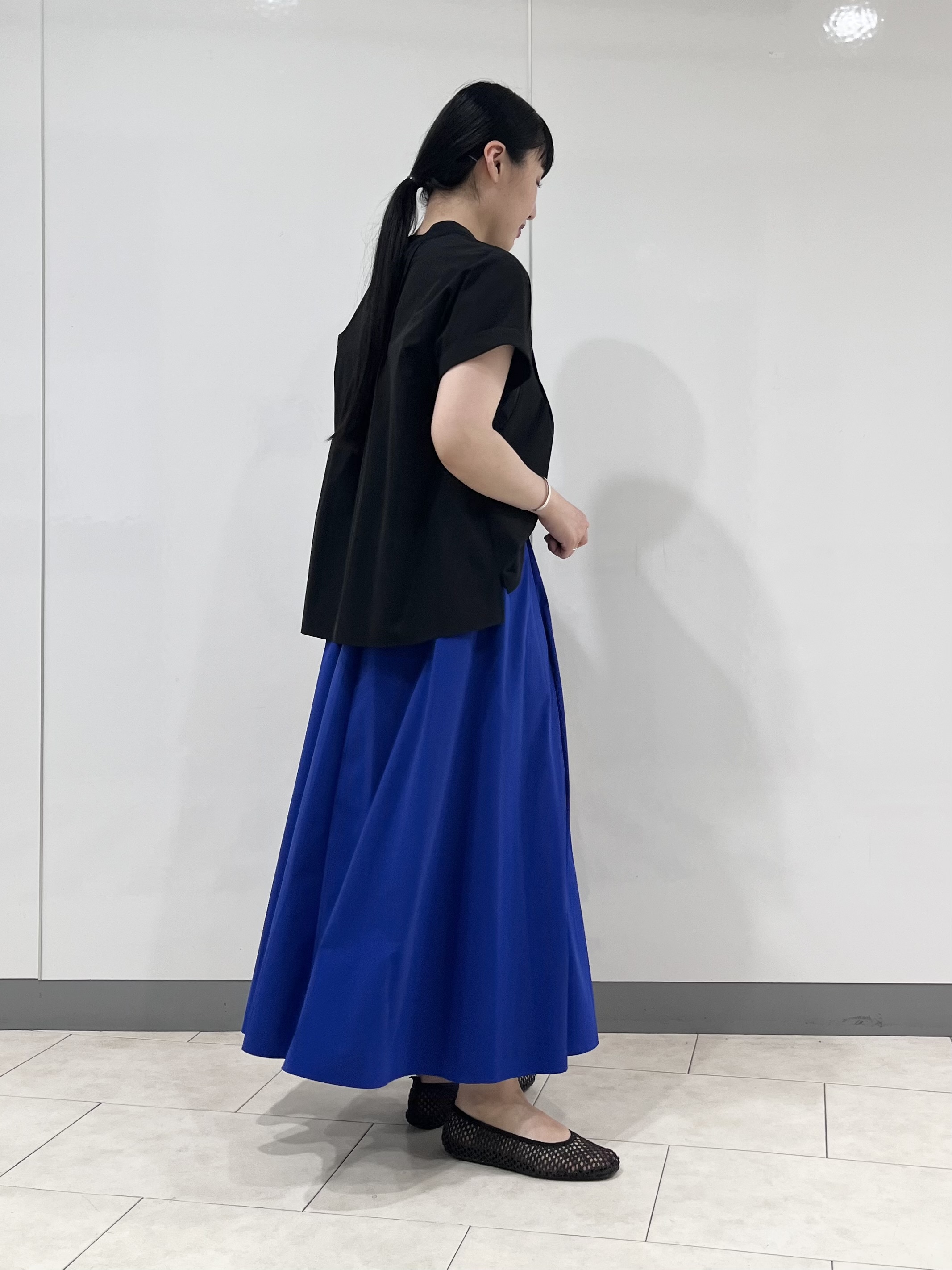 hasuさんの「INDIVI｜【撥水／UVケア／SETUP可能】軽量タックスキッパーブラウス」を使ったコーディネート