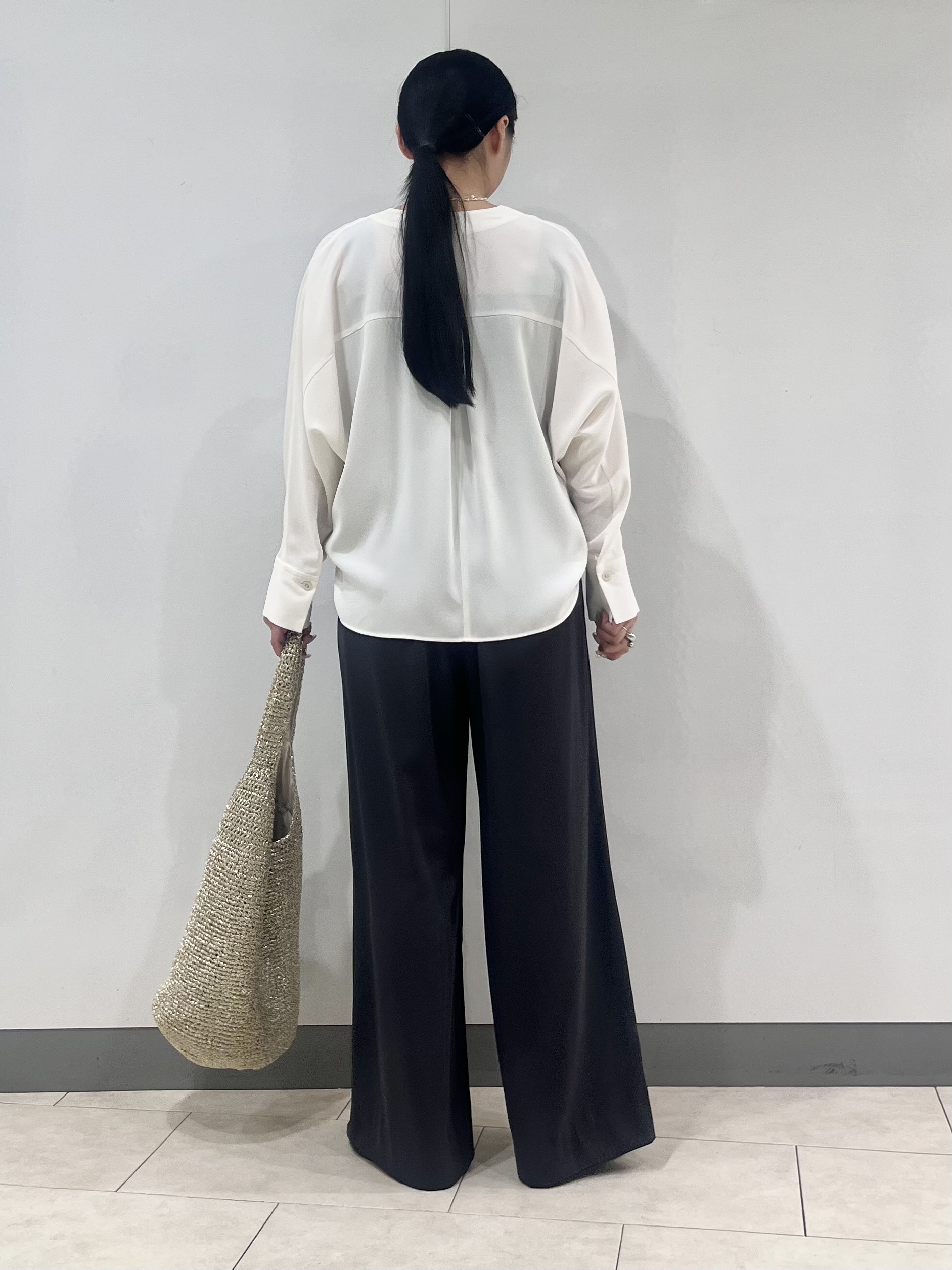 hasuさんの「INDIVI｜【洗える／UVケア／マットサテン】Vネックドルマンスリーブブラウス」を使ったコーディネート