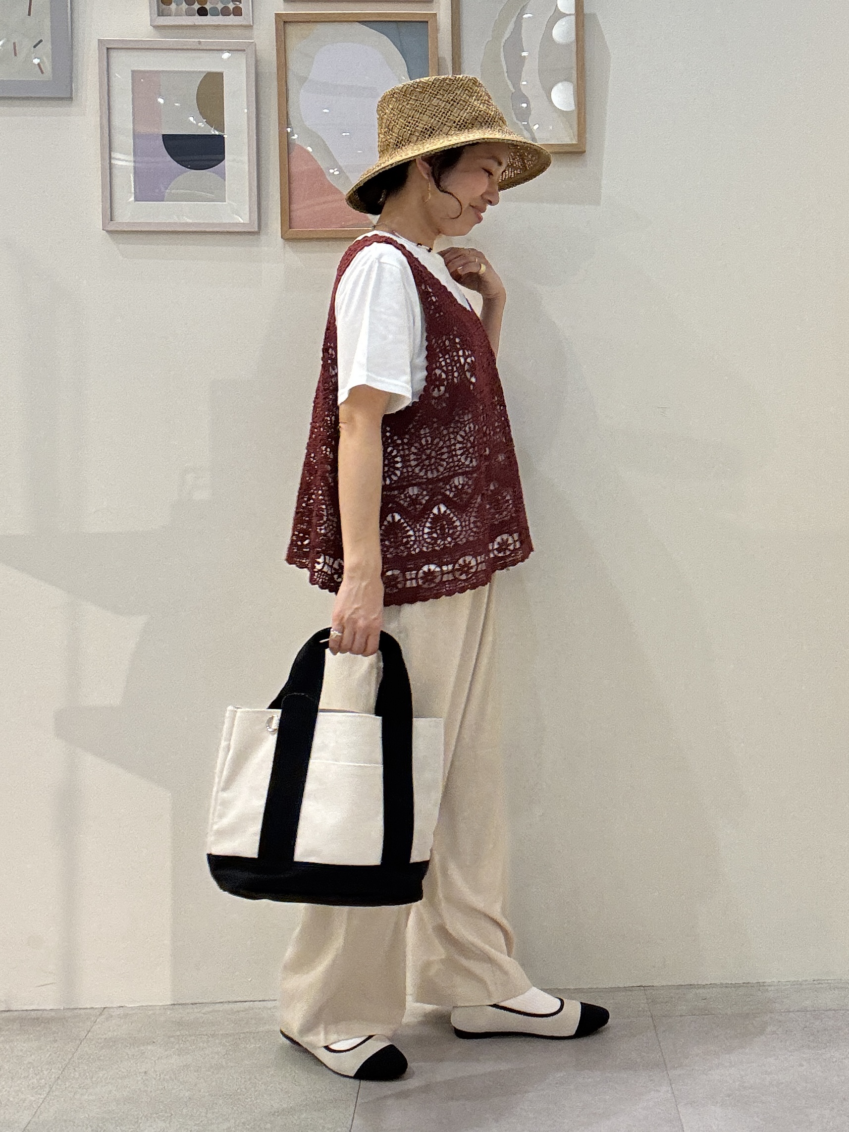 たけぴさんの「SHOO･LA･RUE｜【2点セット/S-LL】透かしクロシェ編みベスト＋ロゴT 大人の涼やかセット」を使ったコーディネート