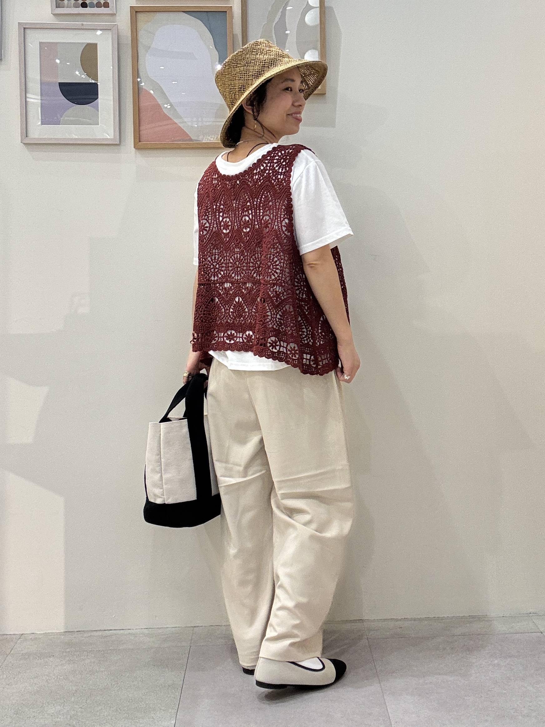 たけぴさんの「SHOO･LA･RUE｜【2点セット/S-LL】透かしクロシェ編みベスト＋ロゴT 大人の涼やかセット」を使ったコーディネート