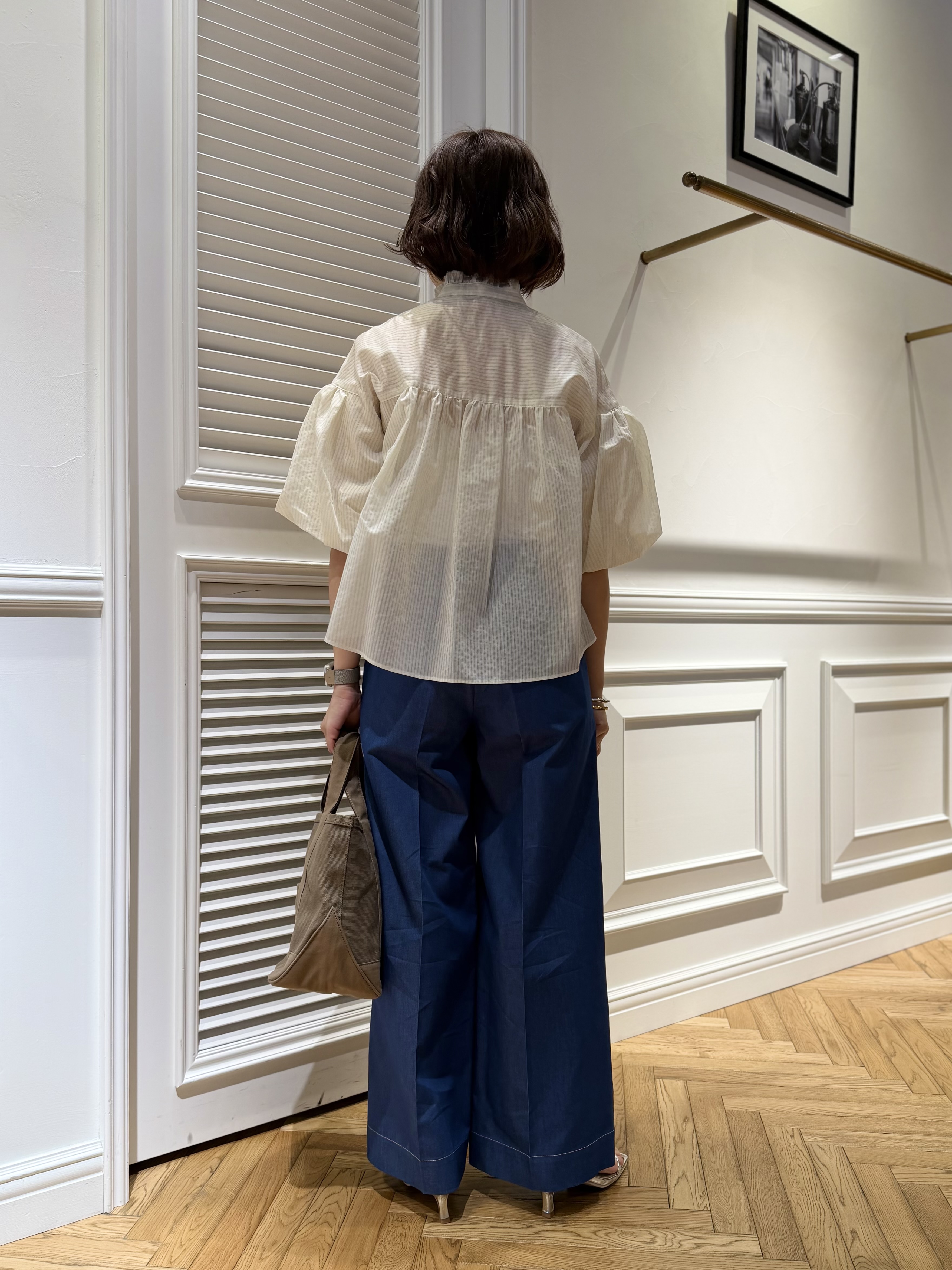 つじ まこさんの「DRESSTERIOR｜【1枚で着映え/ウォッシャブル】ストライプスタンドフリルボリュームスリーブブラウス」を使ったコーディネート