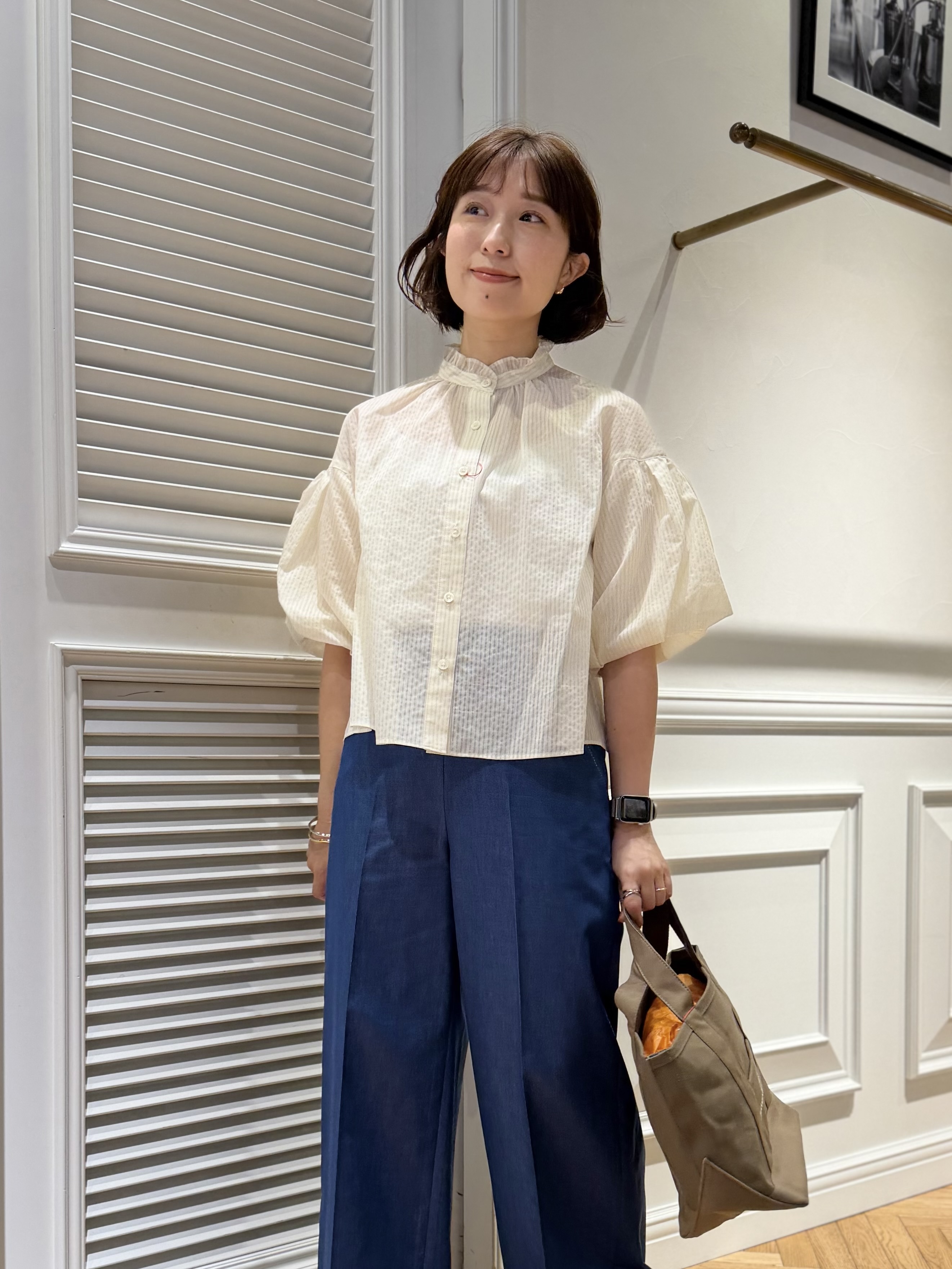 つじ まこさんの「DRESSTERIOR｜【1枚で着映え/ウォッシャブル】ストライプスタンドフリルボリュームスリーブブラウス」を使ったコーディネート