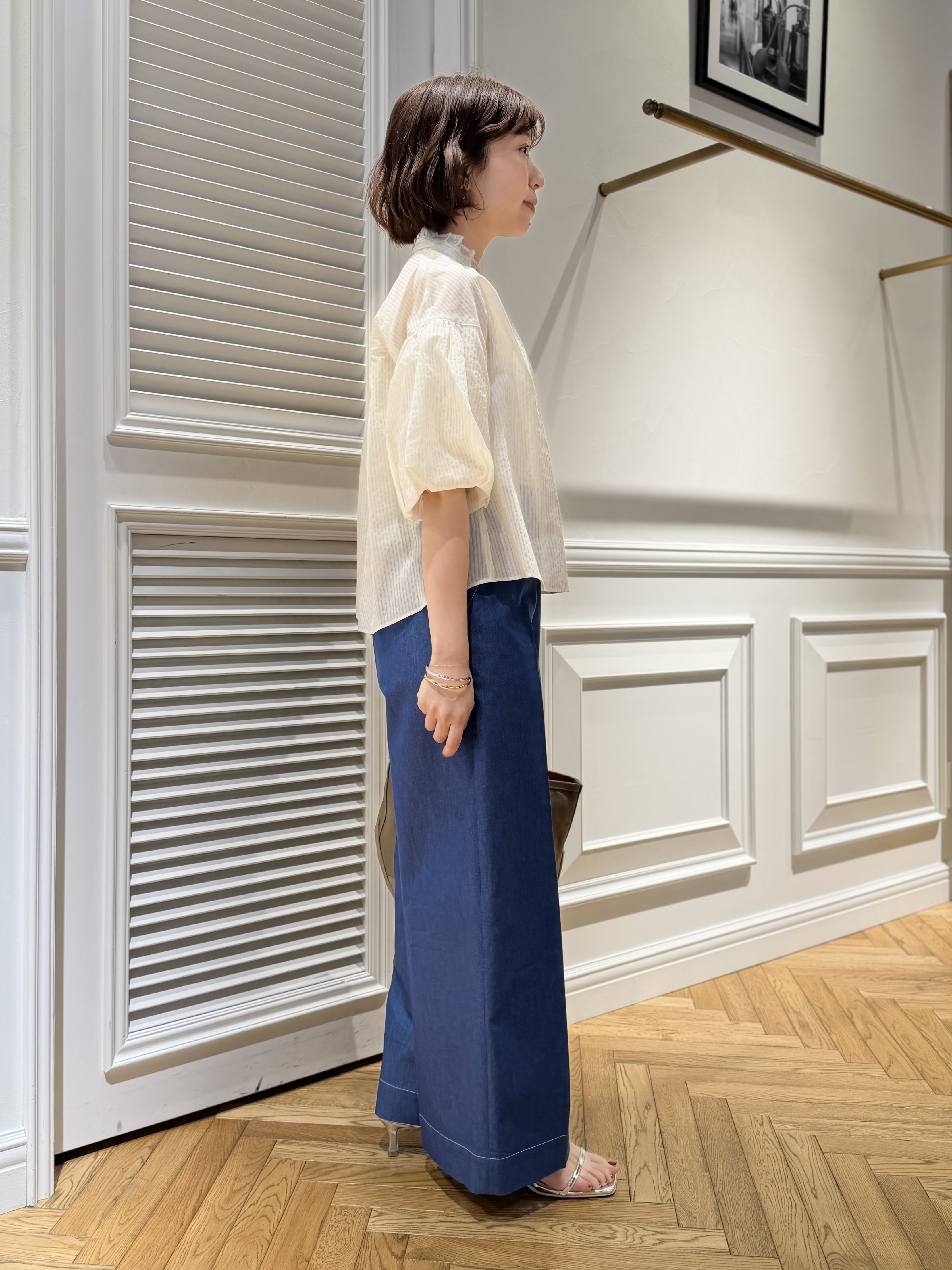 つじ まこさんの「DRESSTERIOR｜【1枚で着映え/ウォッシャブル】ストライプスタンドフリルボリュームスリーブブラウス」を使ったコーディネート