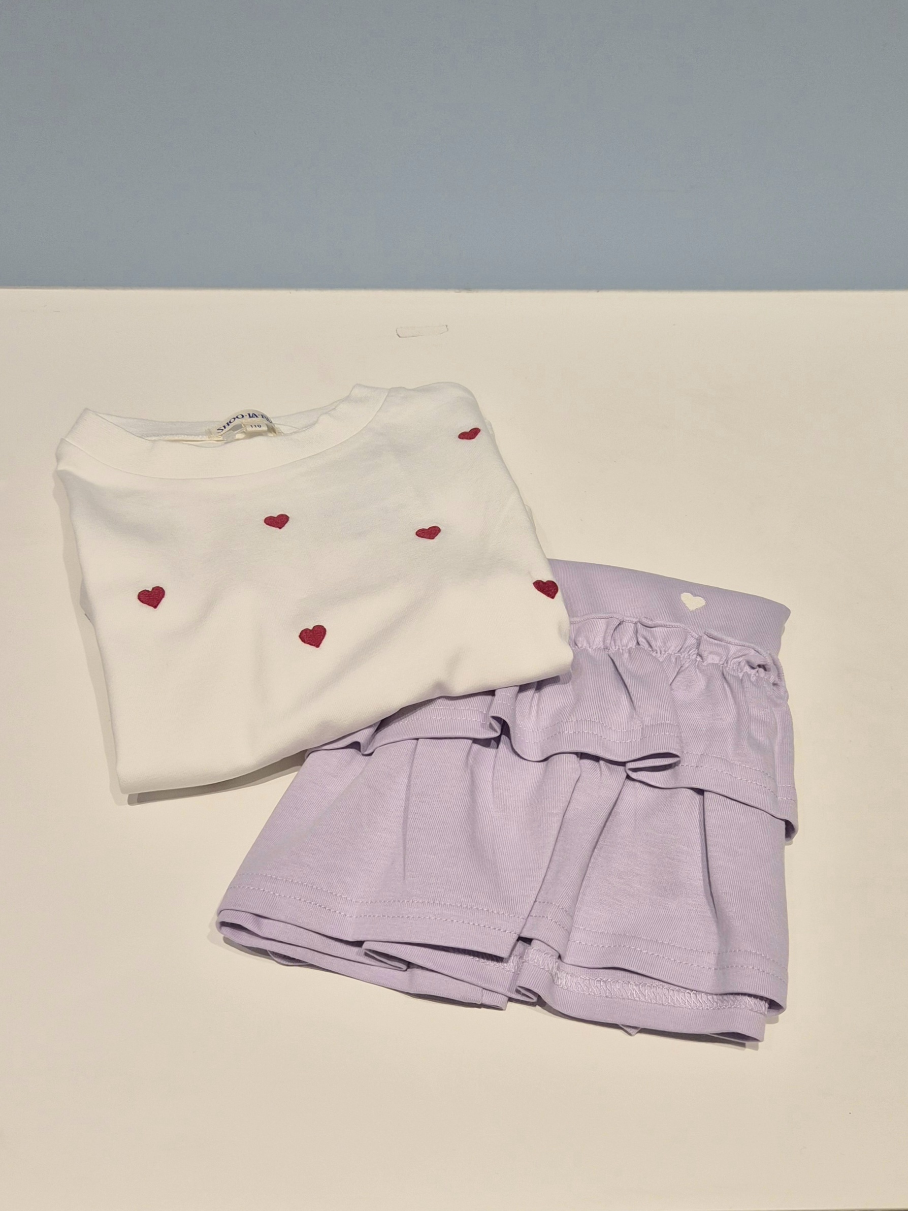 harumiruさんの「SHOO･LA･RUE｜【100-150cm】裾フリルハート刺繍Tシャツ」を使ったコーディネート