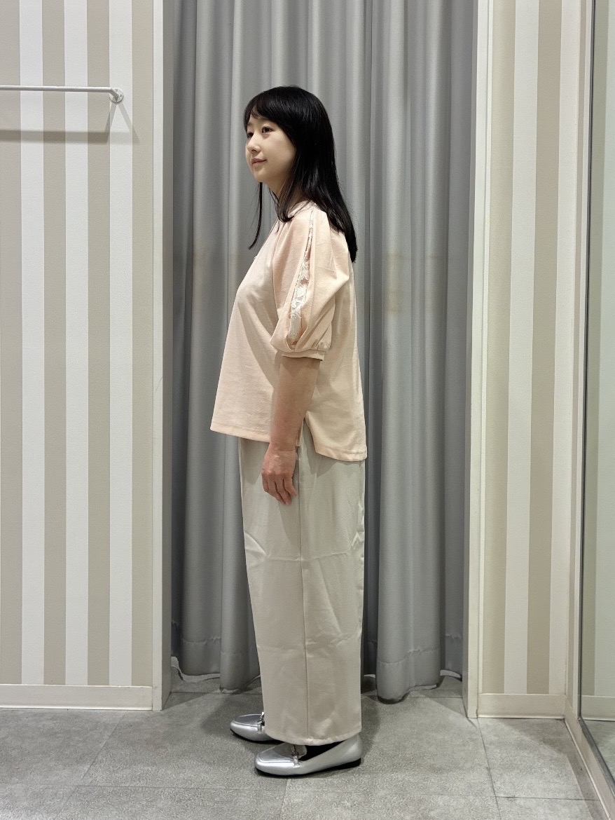 vanseさんの「SHOO･LA･RUE｜【洗濯機可/S-LL/ストレッチ】スリットレーススリーブトップス」を使ったコーディネート