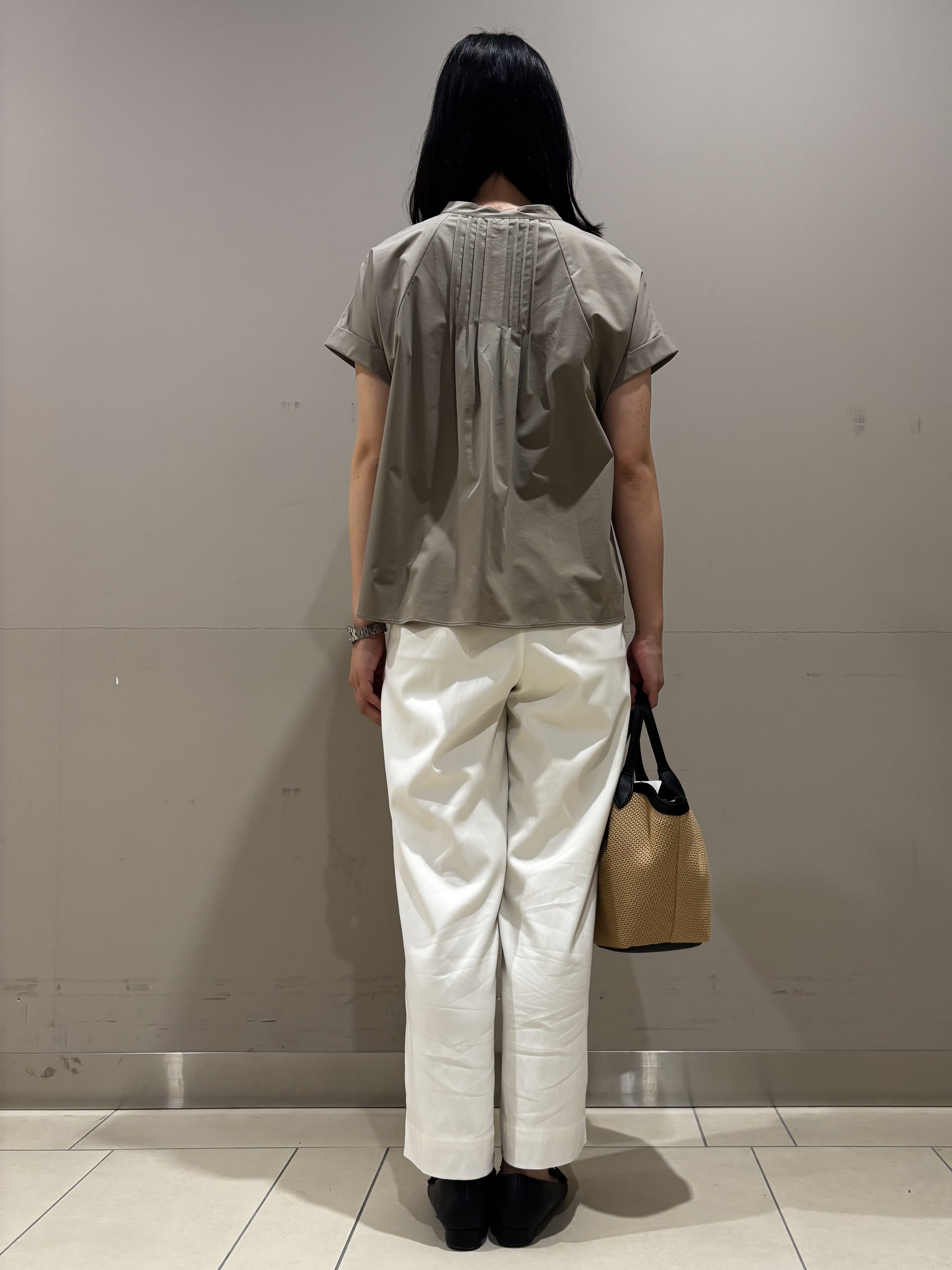 Misakiさんの「INDIVI｜【撥水／UVケア／SETUP可能】軽量タックスキッパーブラウス」を使ったコーディネート