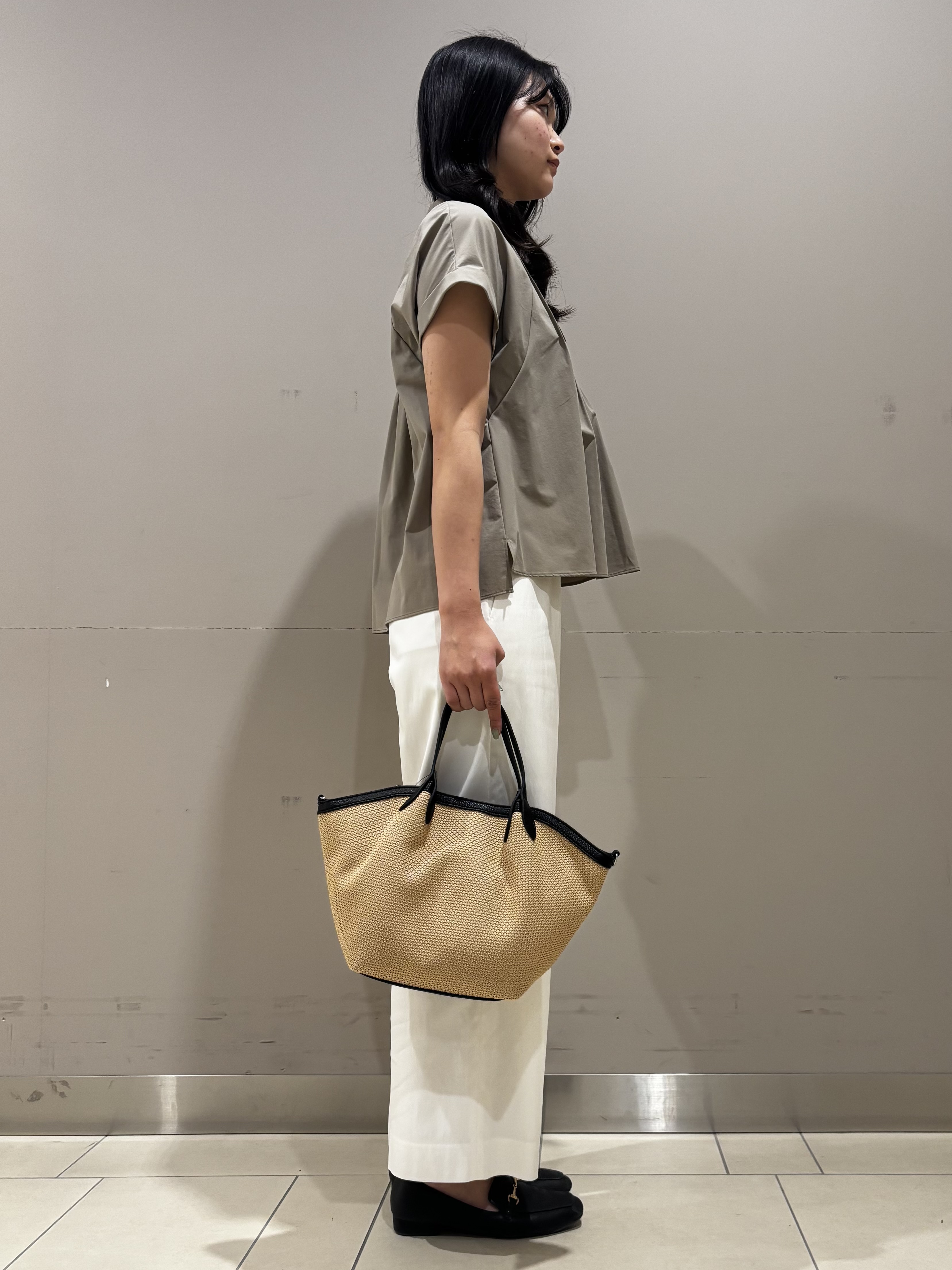 Misakiさんの「INDIVI｜【撥水／UVケア／SETUP可能】軽量タックスキッパーブラウス」を使ったコーディネート