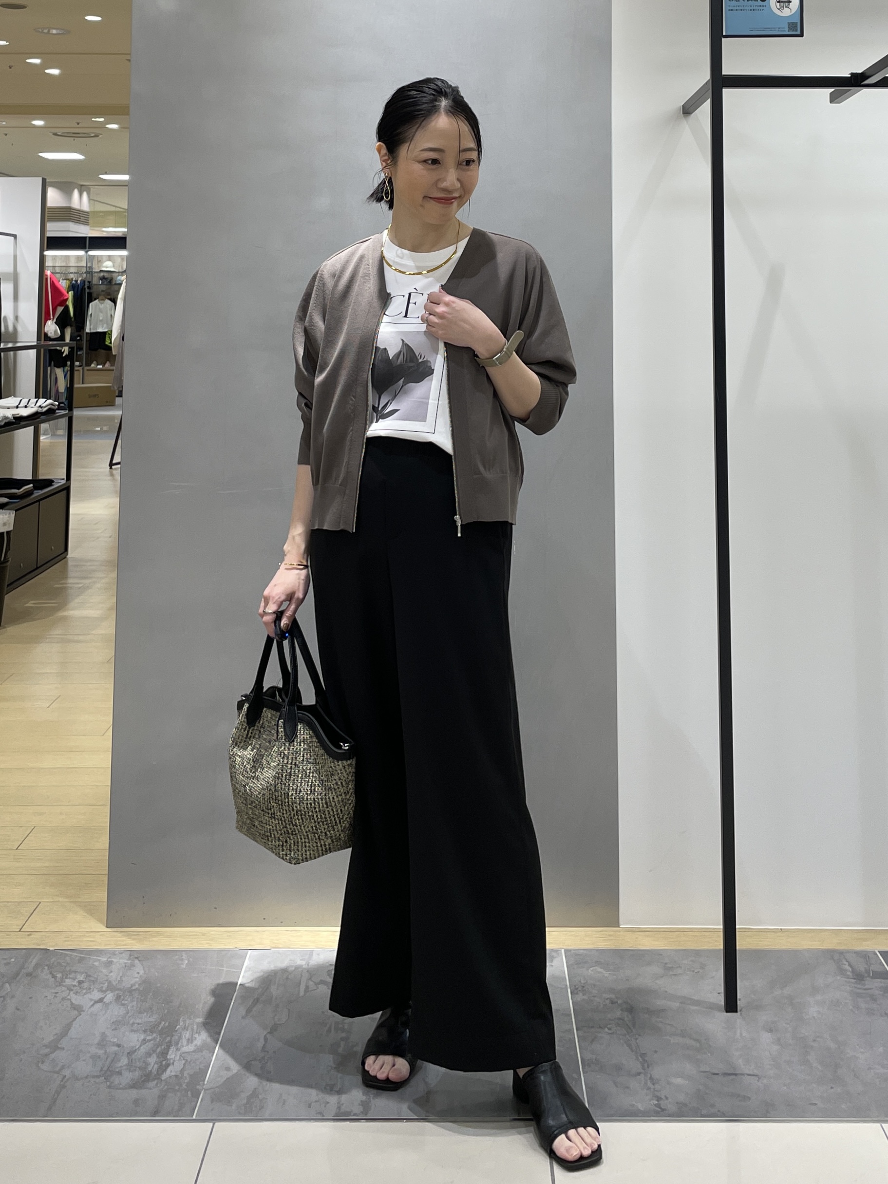 shihoさんの「INDIVI｜【アンサンブル可/日除け・冷房対策】シアーレーヨンZIPカーディガン」を使ったコーディネート