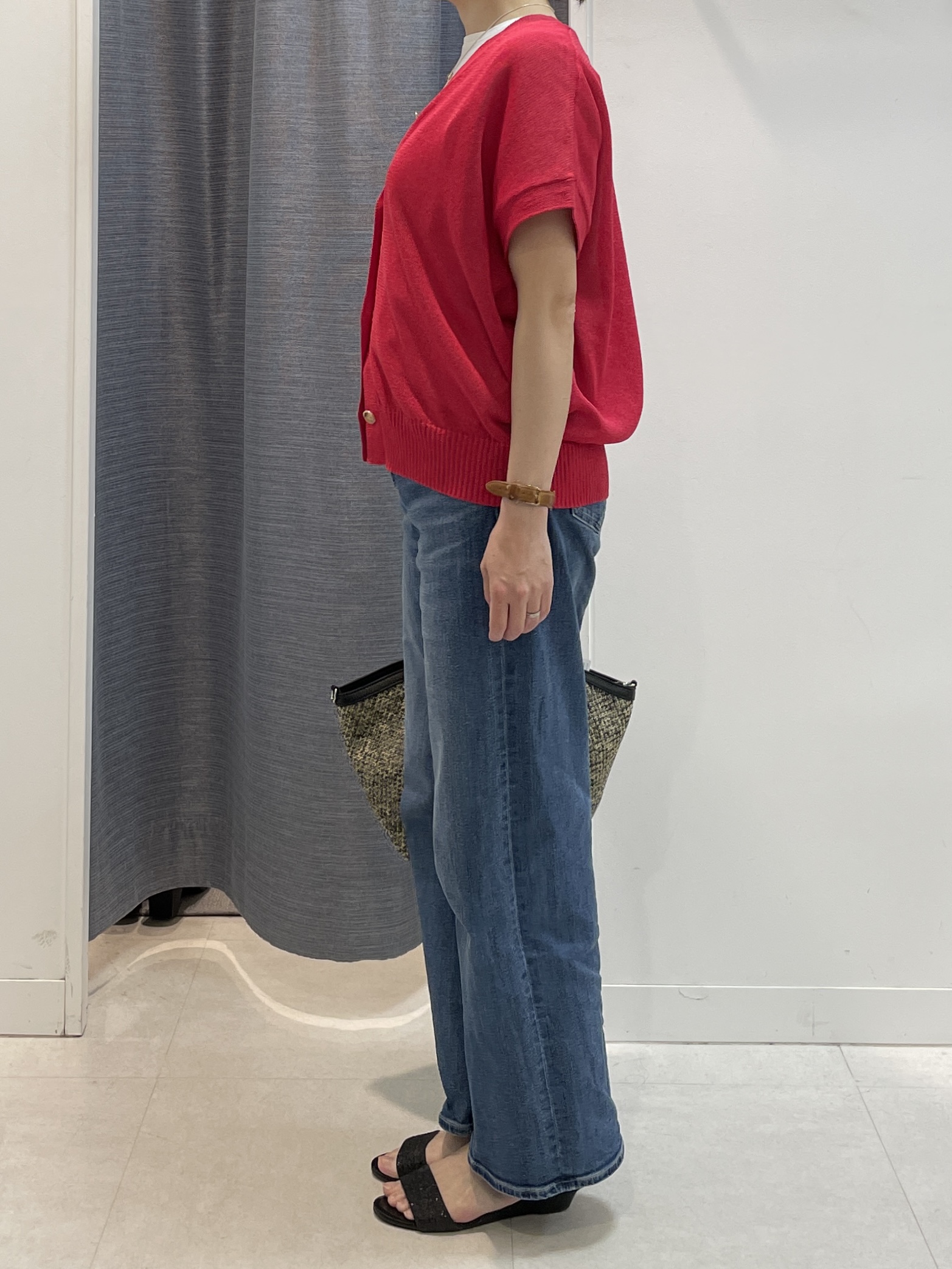 shihoさんの「INDIVI｜【褒められデニム】ワイドストレート デニムパンツ」を使ったコーディネート