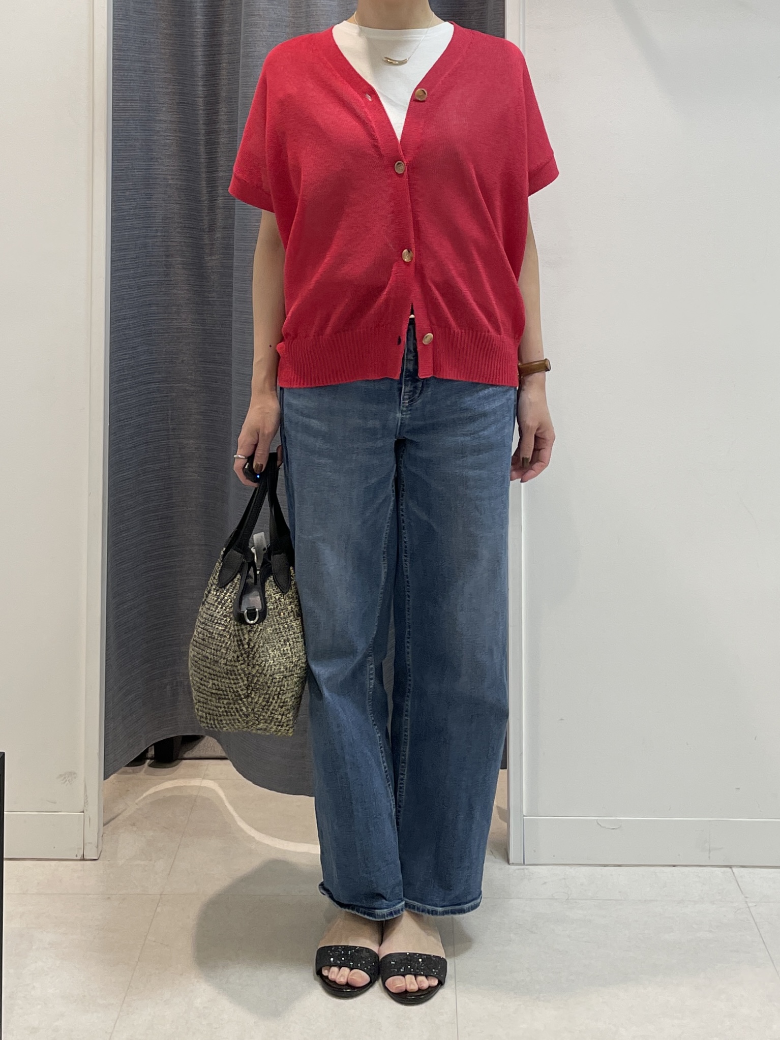 shihoさんの「INDIVI｜【褒められデニム】ワイドストレート デニムパンツ」を使ったコーディネート