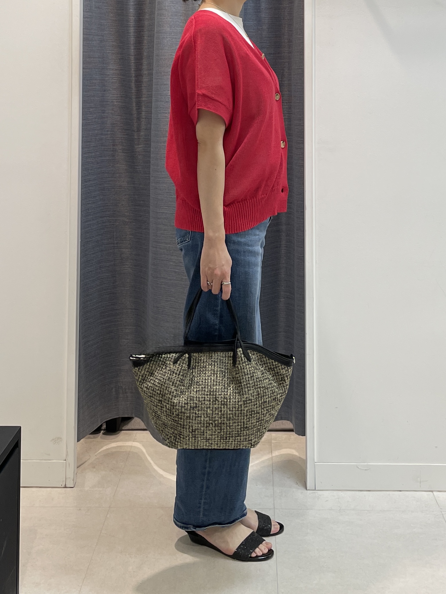 shihoさんの「INDIVI｜【褒められデニム】ワイドストレート デニムパンツ」を使ったコーディネート