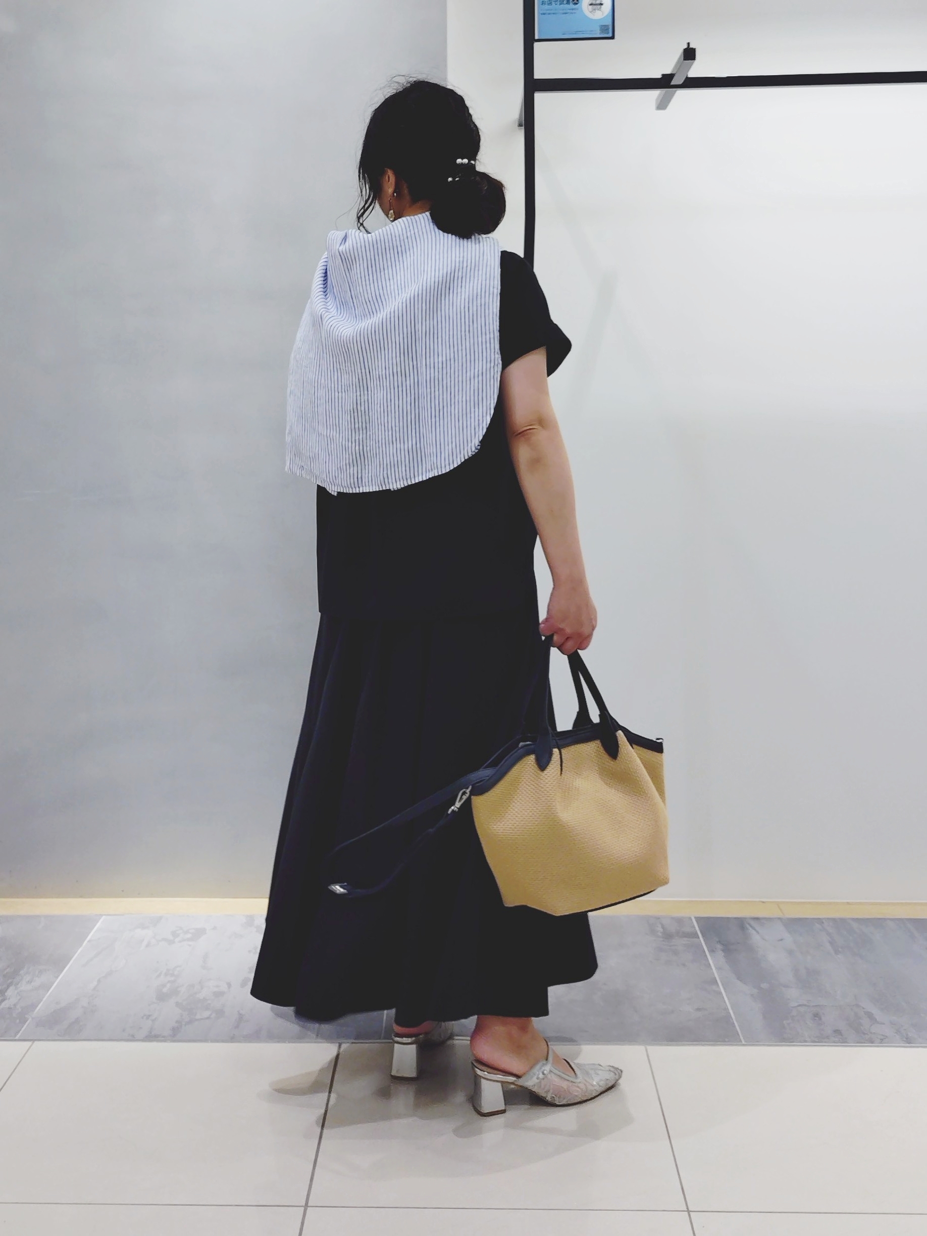 TOMOMIさんの「INDIVI｜【撥水／UVケア／SETUP可能】軽量マキシ丈タックスカート」を使ったコーディネート