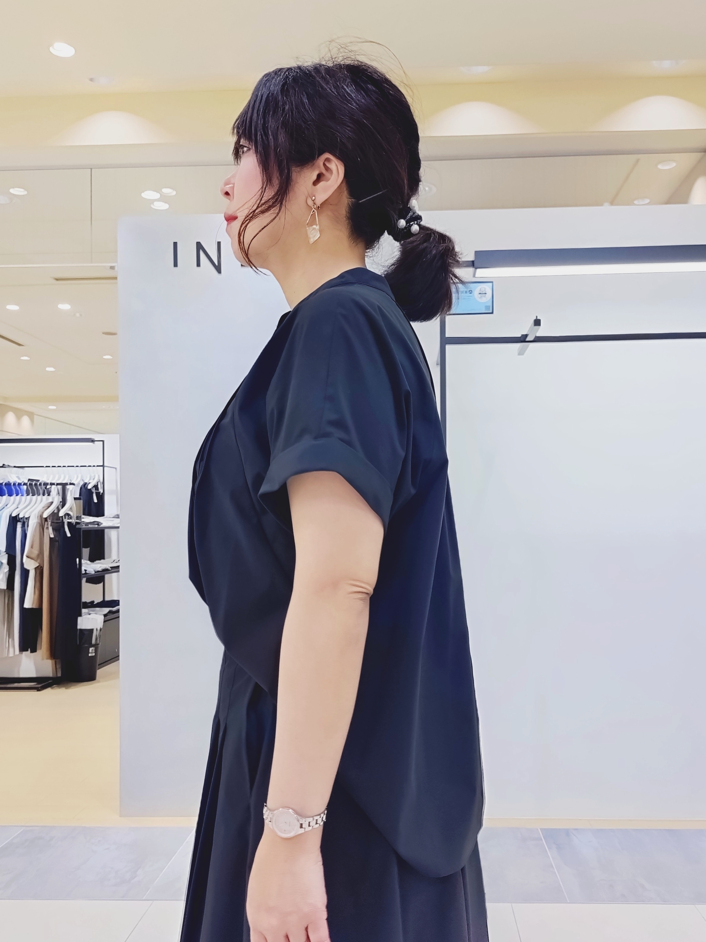 TOMOMIさんの「INDIVI｜【撥水／UVケア／SETUP可能】軽量マキシ丈タックスカート」を使ったコーディネート