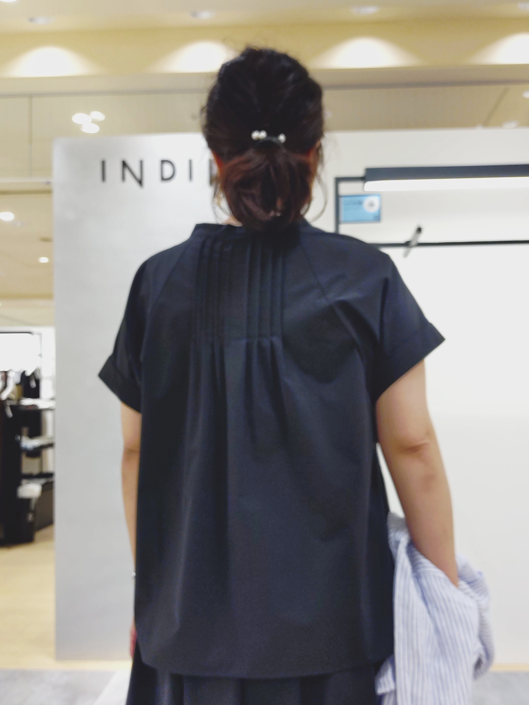 TOMOMIさんの「INDIVI｜【撥水／UVケア／SETUP可能】軽量マキシ丈タックスカート」を使ったコーディネート