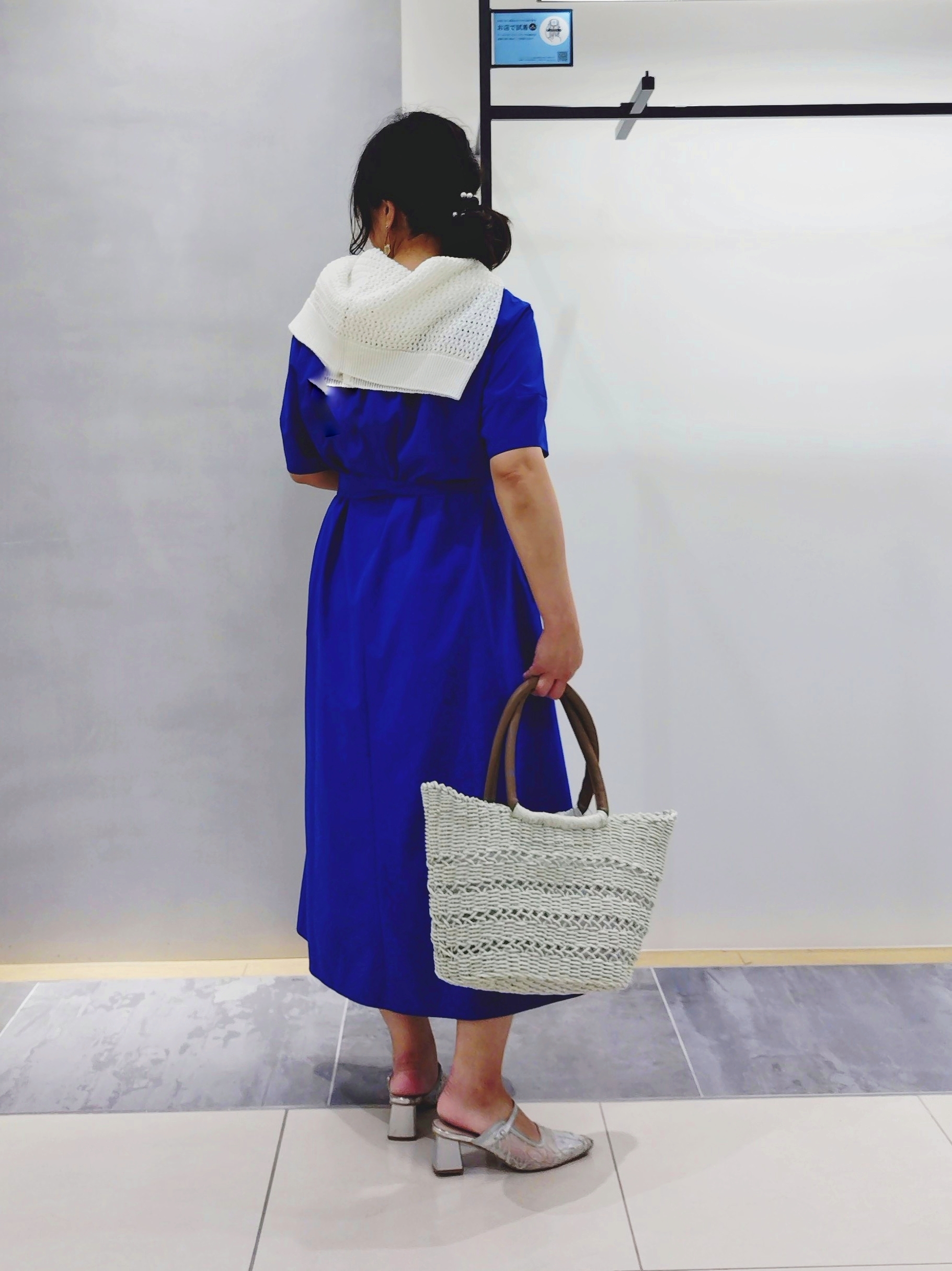 TOMOMIさんの「INDIVI｜【撥水／UVケア／SETUP可能】軽量ベルト付きAラインワンピース」を使ったコーディネート