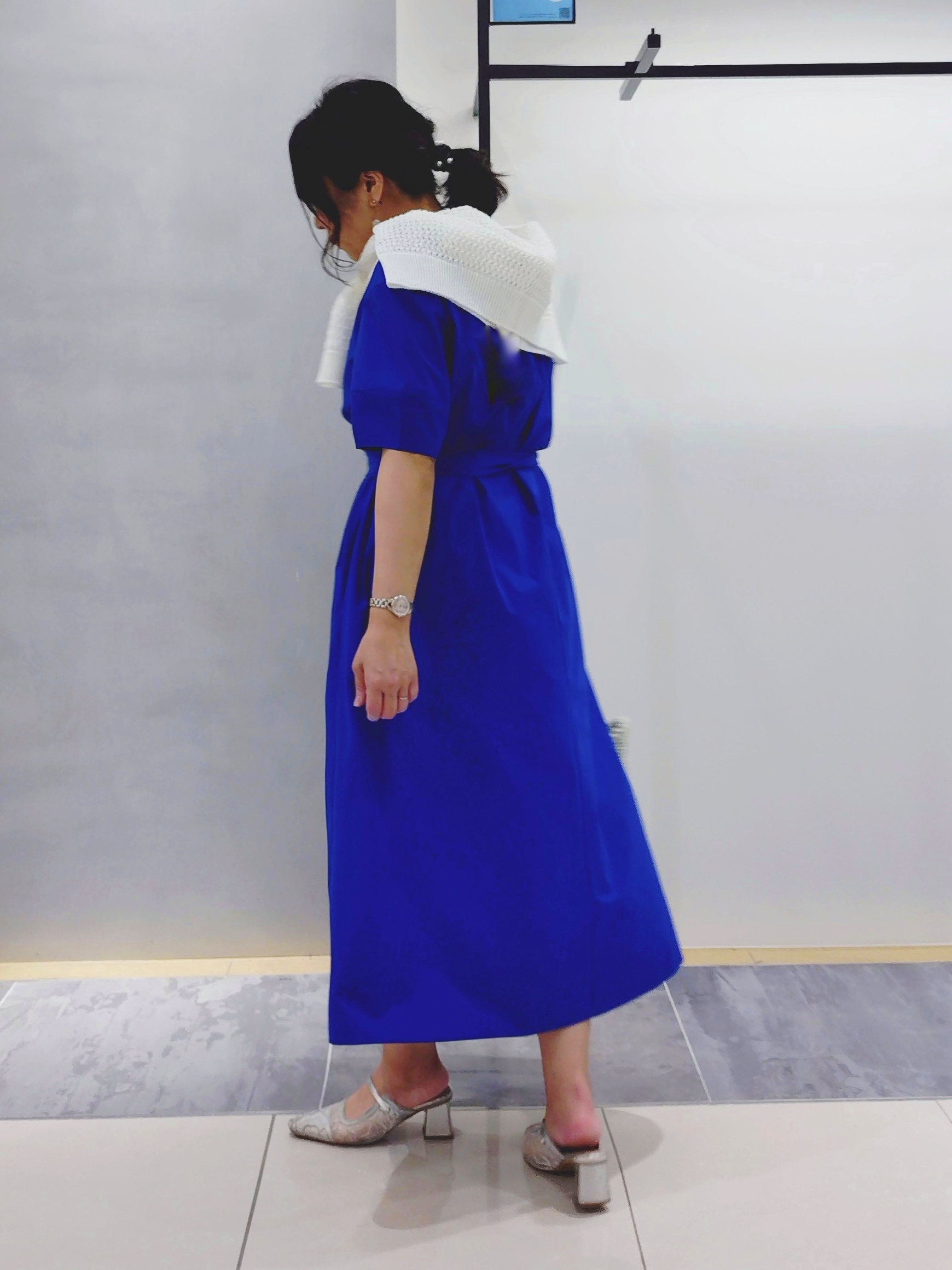TOMOMIさんの「INDIVI｜【撥水／UVケア／SETUP可能】軽量ベルト付きAラインワンピース」を使ったコーディネート