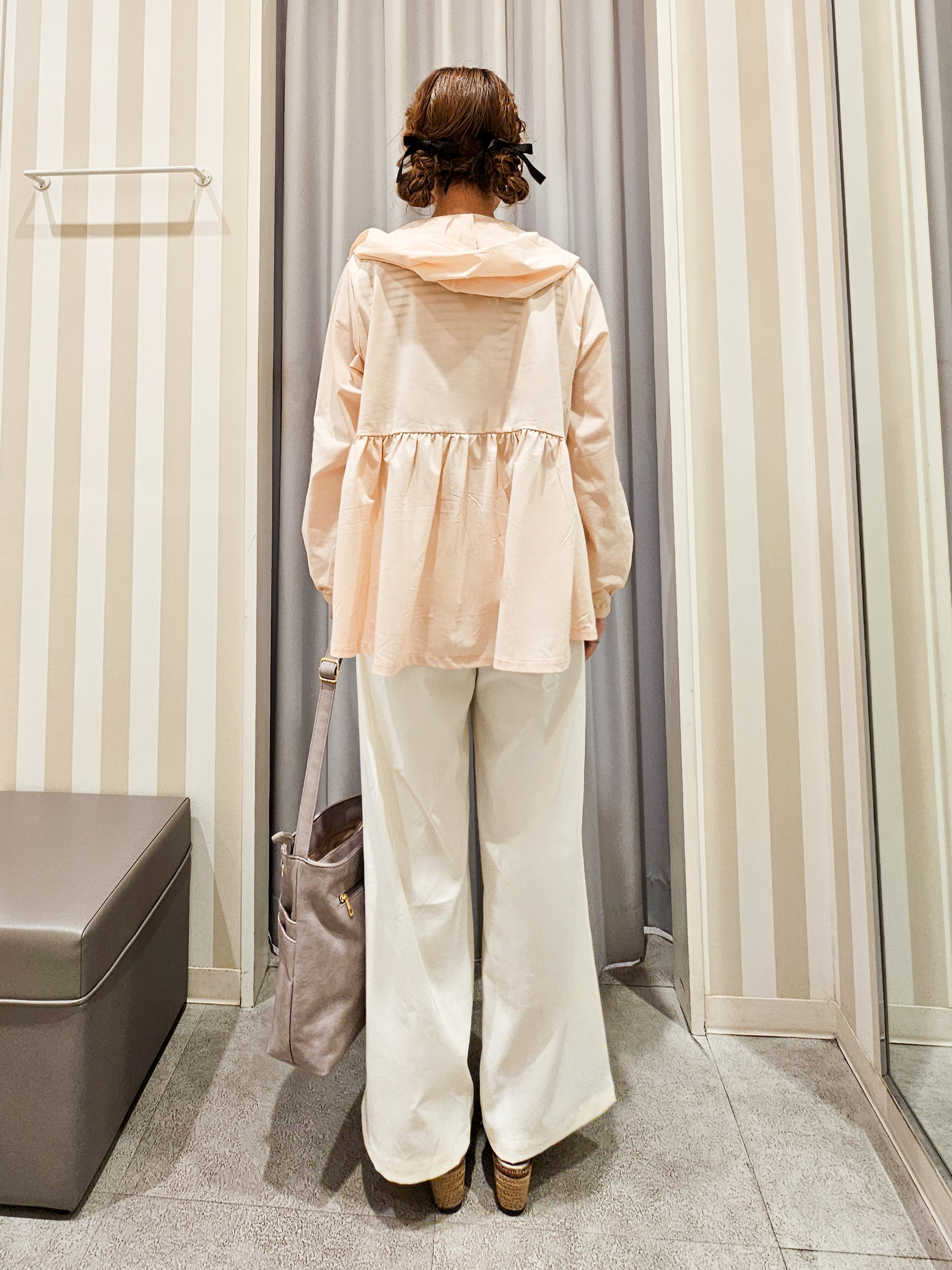ゆゆさんの「SHOO･LA･RUE｜【ひんやり/S-LL/体型カバー】ペプラムフリルとゴールドパーツが女性らしい UVパーカ」を使ったコーディネート