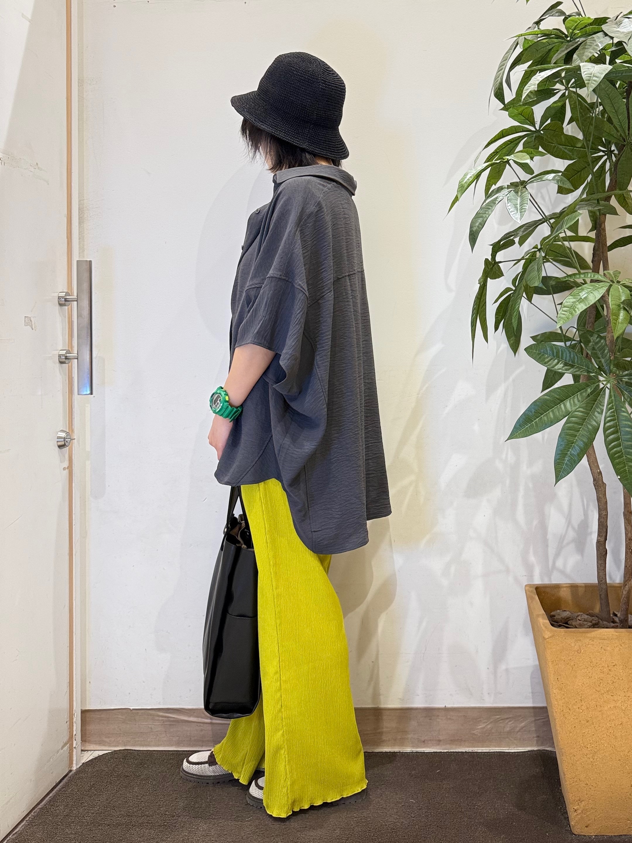 misakiさんの「SHOO･LA･RUE｜【高レビュー/洗濯後しわになりにくい/体型カバー】きちんとゆるっと 大人の抜け感 ポンチョ風カラーシ」を使ったコーディネート