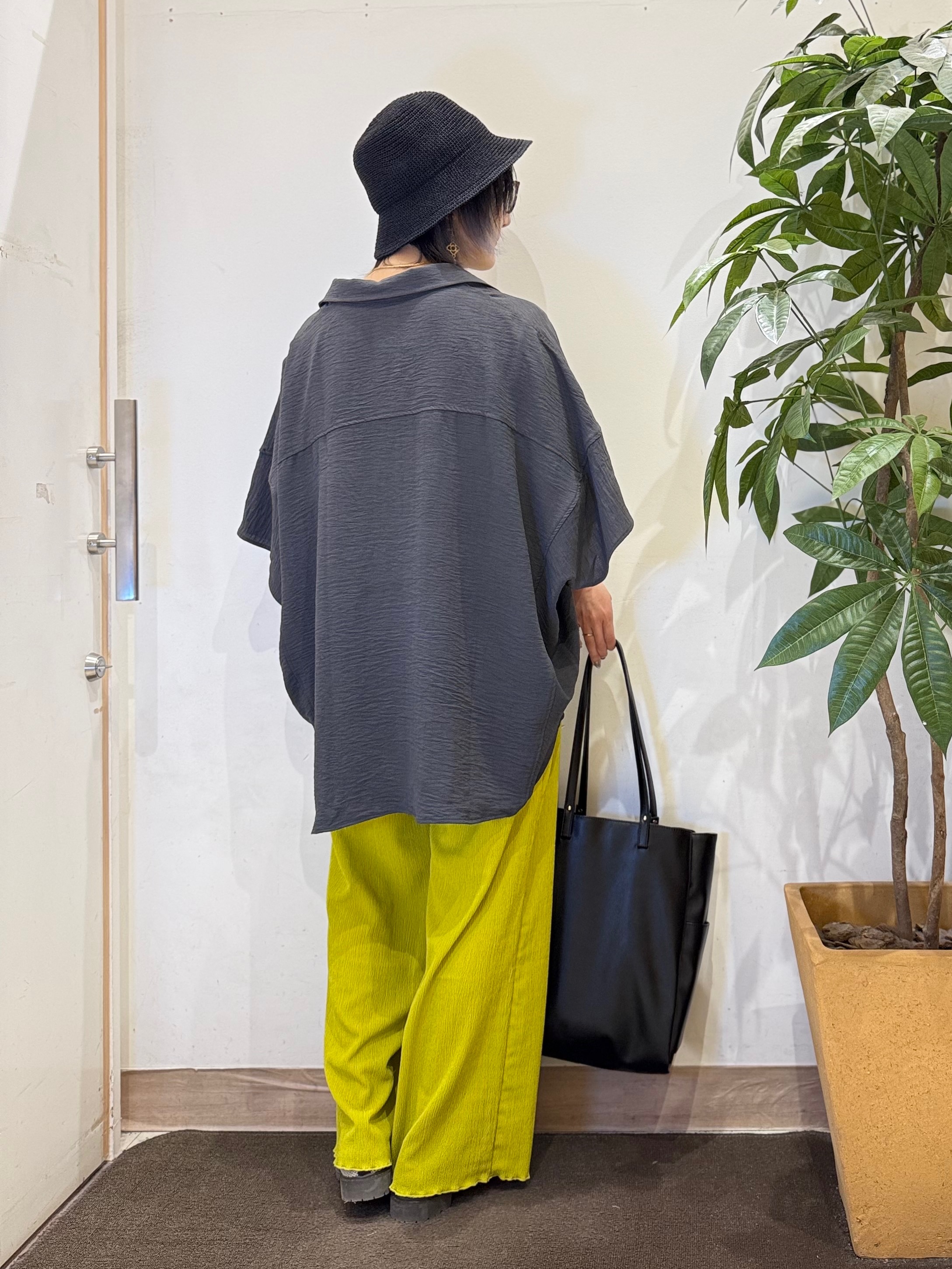 misakiさんの「SHOO･LA･RUE｜【高レビュー/洗濯後しわになりにくい/体型カバー】きちんとゆるっと 大人の抜け感 ポンチョ風カラーシ」を使ったコーディネート