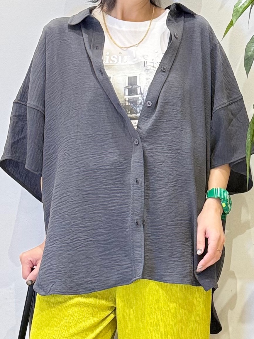 misakiさんの「SHOO･LA･RUE｜【高レビュー/洗濯後しわになりにくい/体型カバー】きちんとゆるっと 大人の抜け感 ポンチョ風カラーシ」を使ったコーディネート