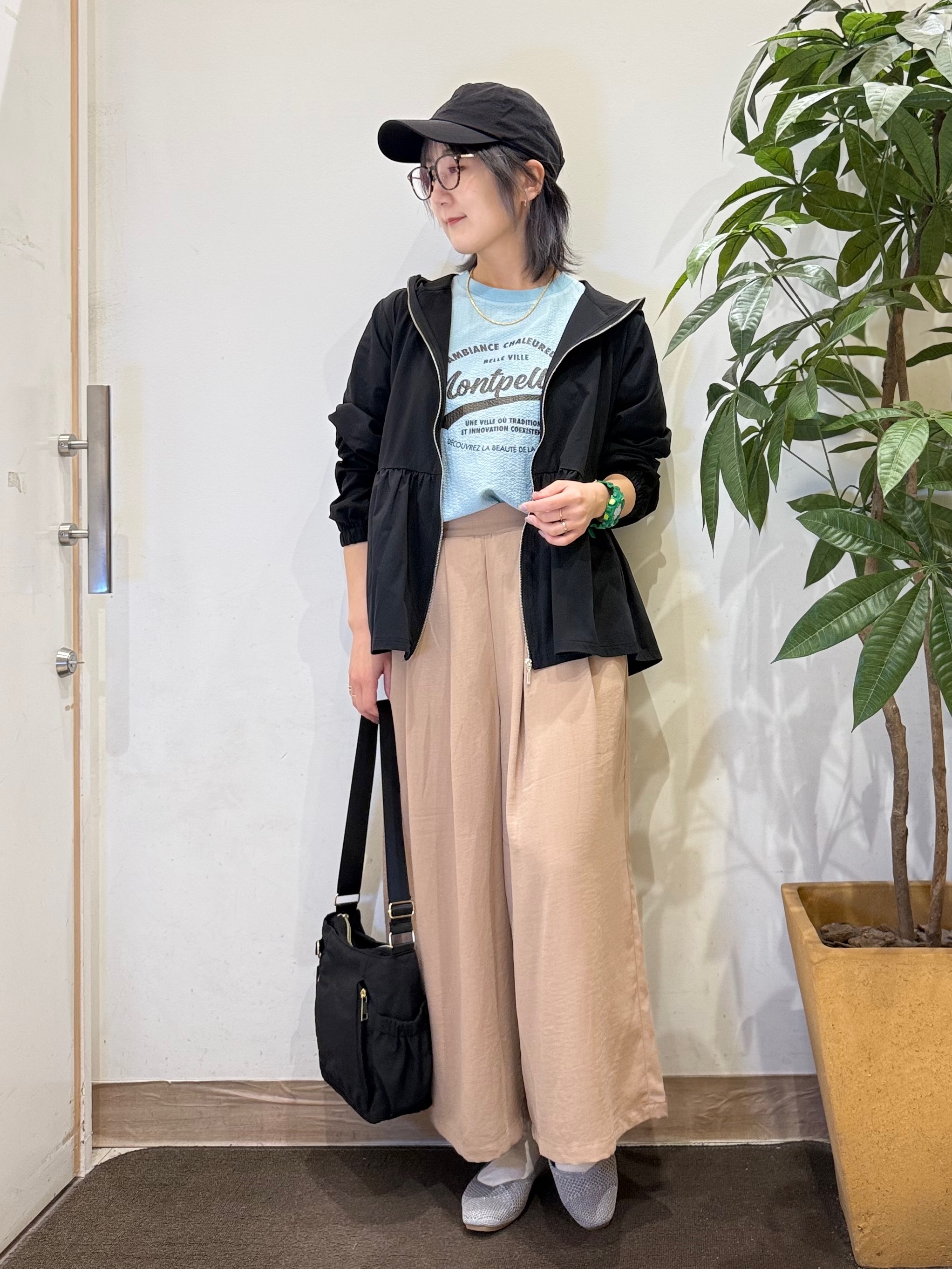 misakiさんの「SHOO･LA･RUE｜【ひんやり/S-LL/体型カバー】ペプラムフリルとゴールドパーツが女性らしい UVパーカ」を使ったコーディネート