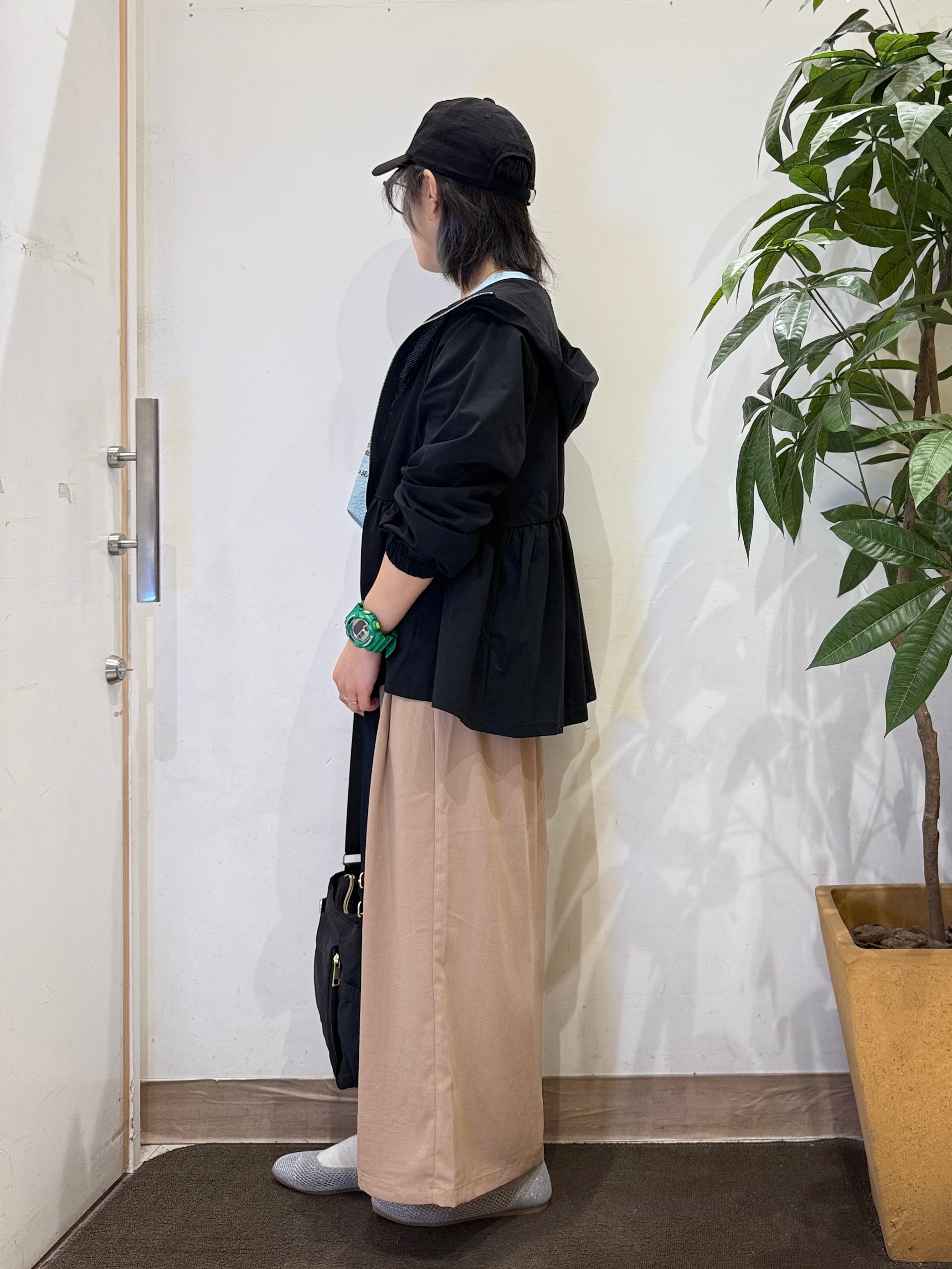 misakiさんの「SHOO･LA･RUE｜【ひんやり/S-LL/体型カバー】ペプラムフリルとゴールドパーツが女性らしい UVパーカ」を使ったコーディネート