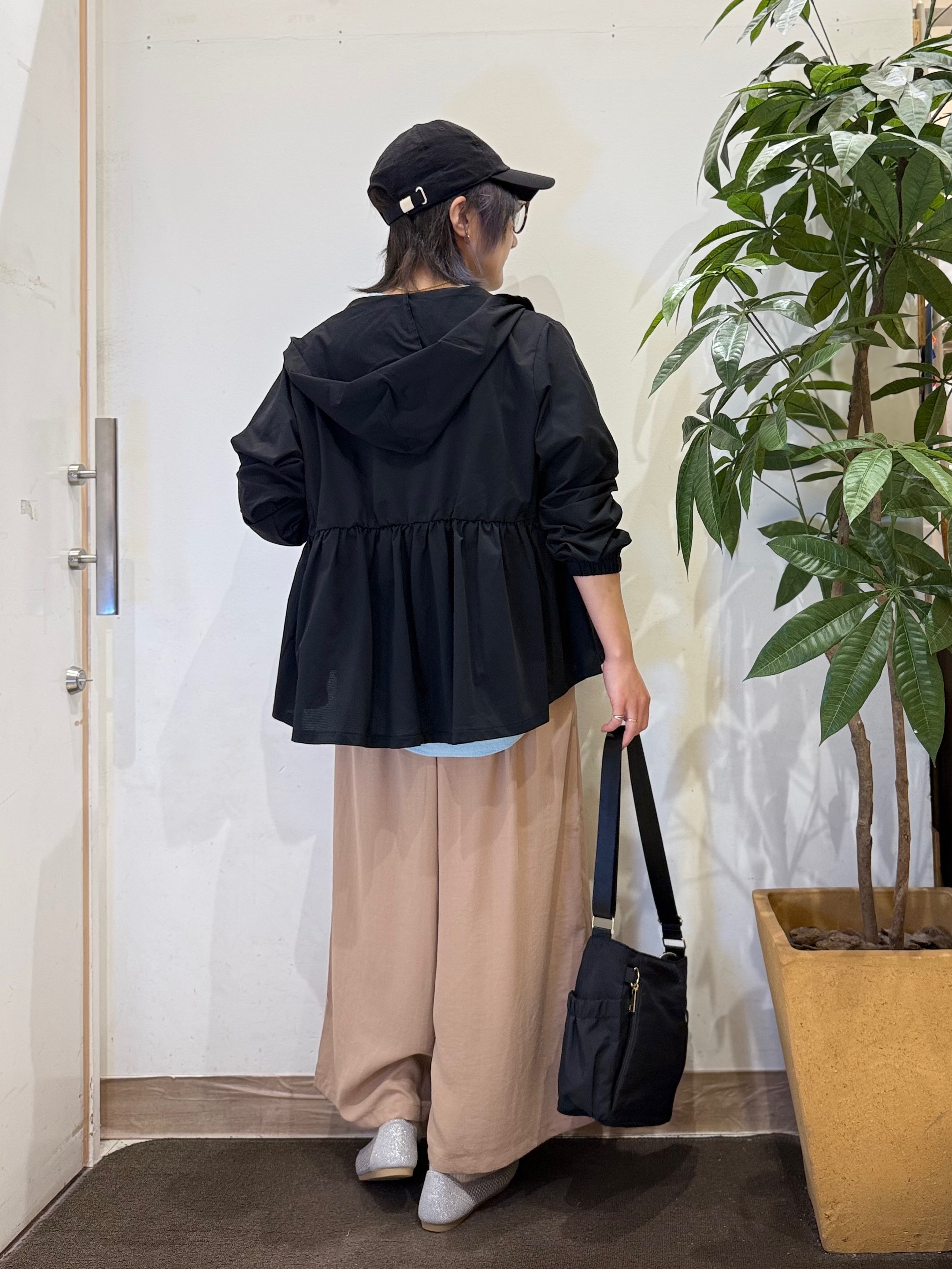 misakiさんの「SHOO･LA･RUE｜【ひんやり/S-LL/体型カバー】ペプラムフリルとゴールドパーツが女性らしい UVパーカ」を使ったコーディネート