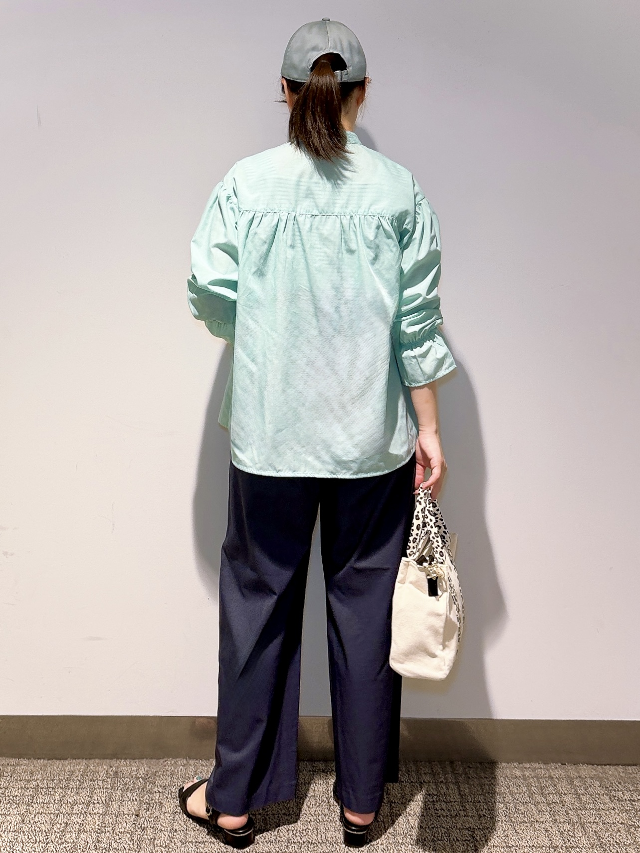 みーさんの「grove｜【貴島明日香さん着用／イージーケア／接触冷感】麻混スタンドギャザーシャツ」を使ったコーディネート