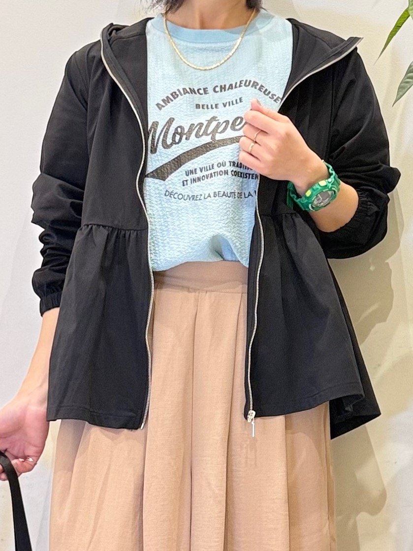 misakiさんの「SHOO･LA･RUE｜【ひんやり/S-LL/体型カバー】ペプラムフリルとゴールドパーツが女性らしい UVパーカ」を使ったコーディネート