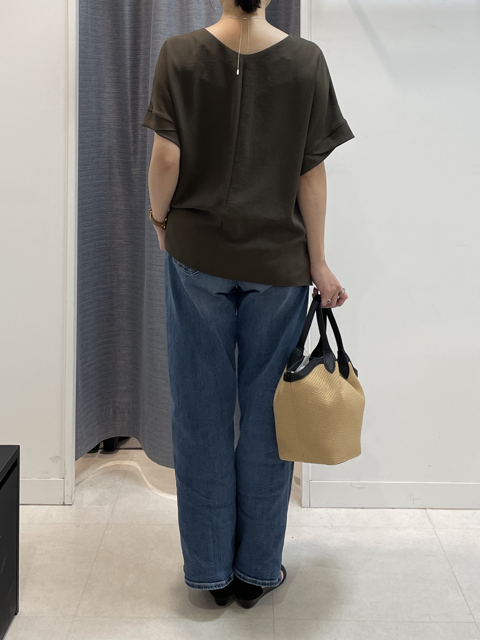 shihoさんの「INDIVI｜【前後2WAY/はっ水/セットアップ可】リラクシーフレンチスリーブブラウス」を使ったコーディネート