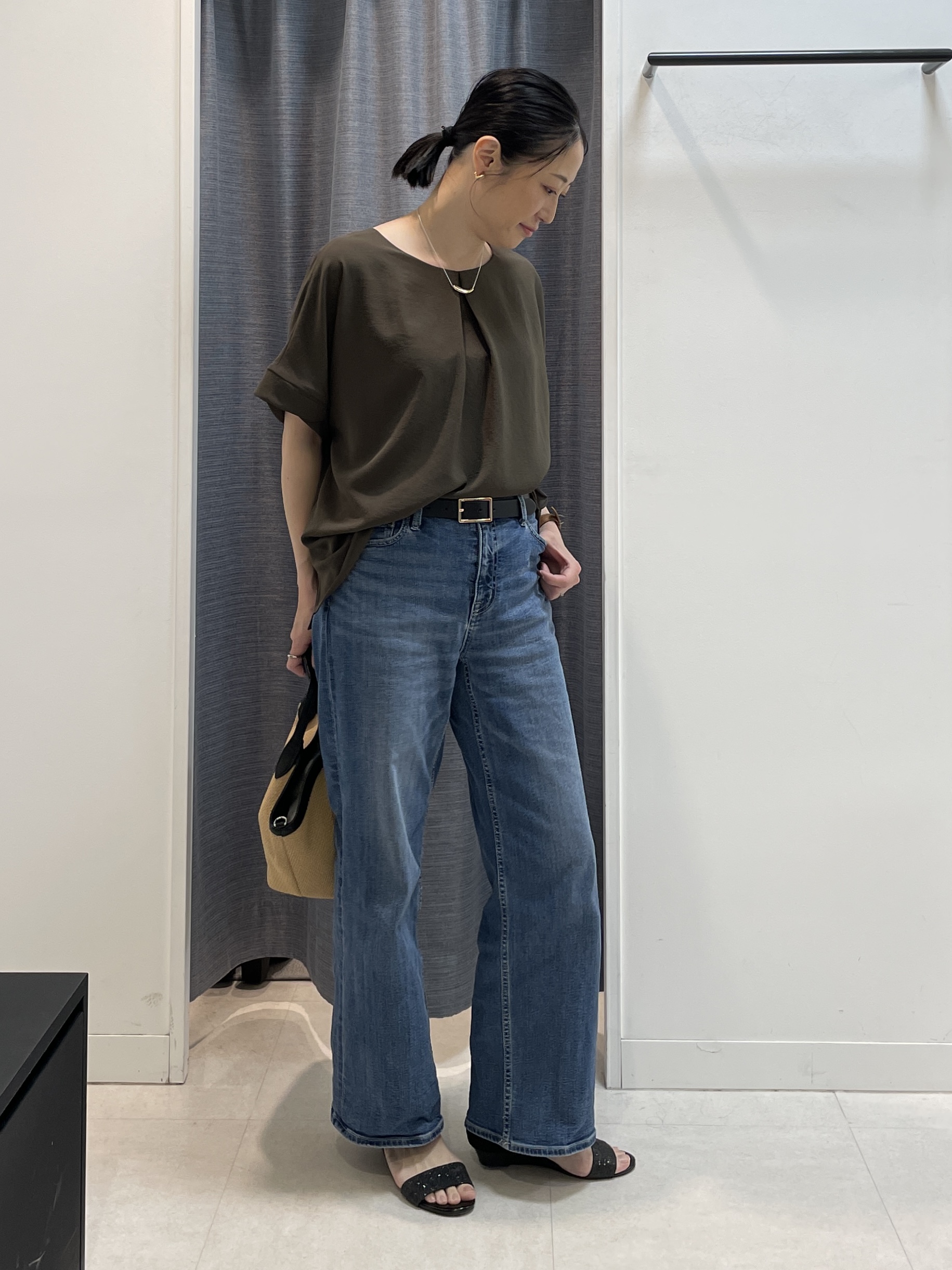 shihoさんの「INDIVI｜【前後2WAY/はっ水/セットアップ可】リラクシーフレンチスリーブブラウス」を使ったコーディネート