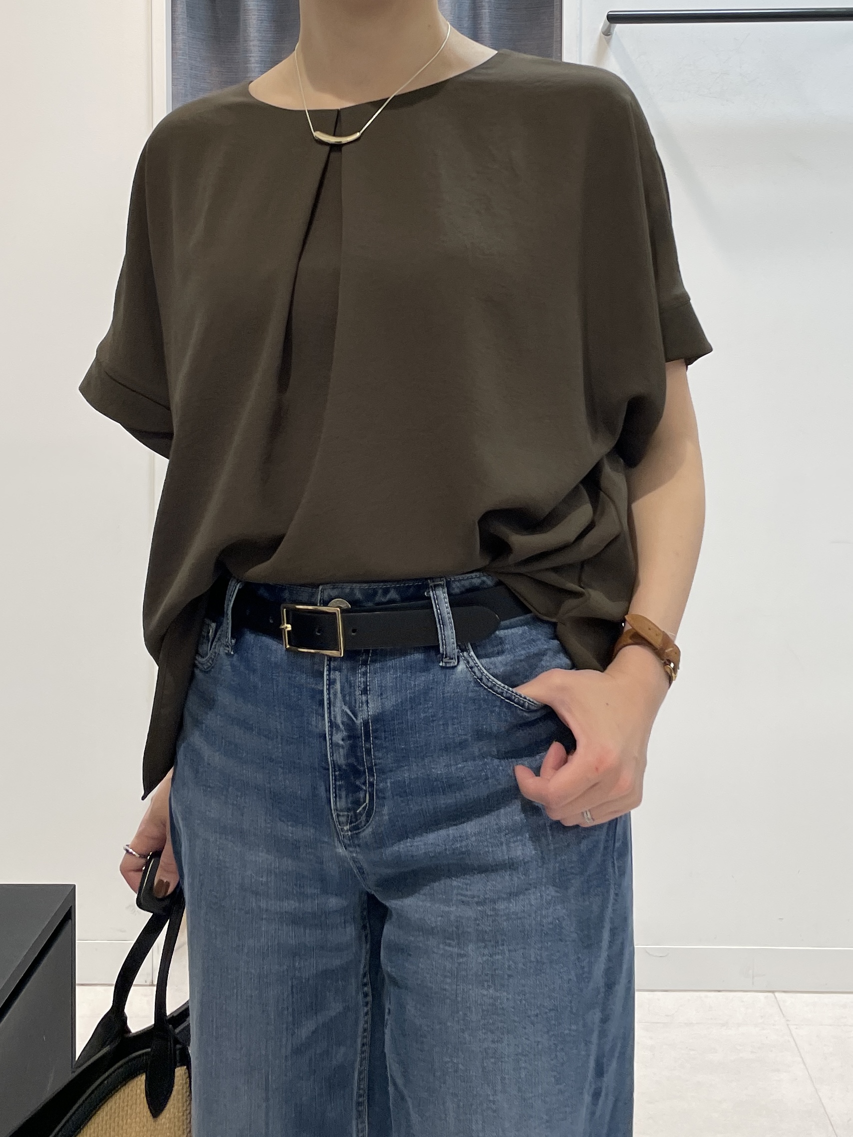 shihoさんの「INDIVI｜【前後2WAY/はっ水/セットアップ可】リラクシーフレンチスリーブブラウス」を使ったコーディネート