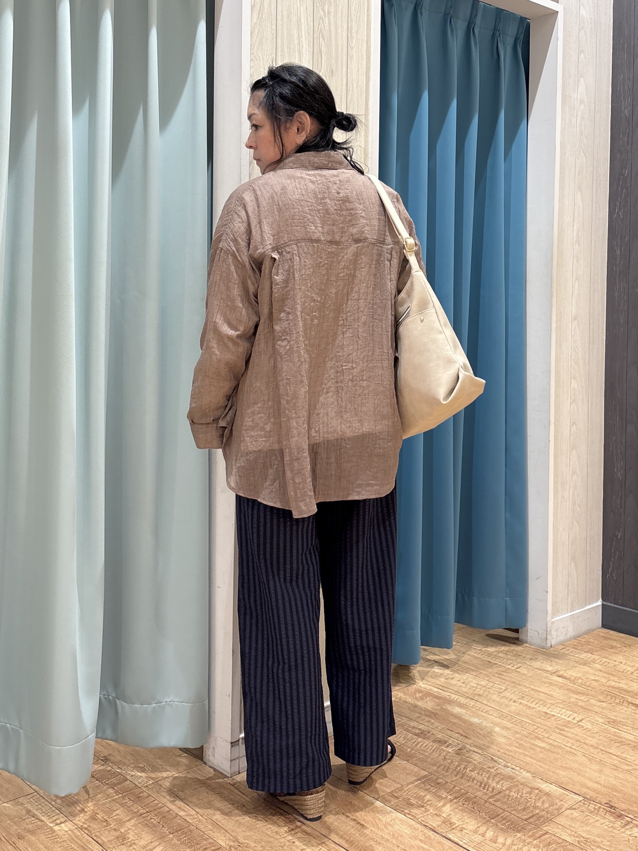 わかさんの「SHOO･LA･RUE｜【体型カバー】ふんわり質感 やわらかこなれシアーシャツ」を使ったコーディネート