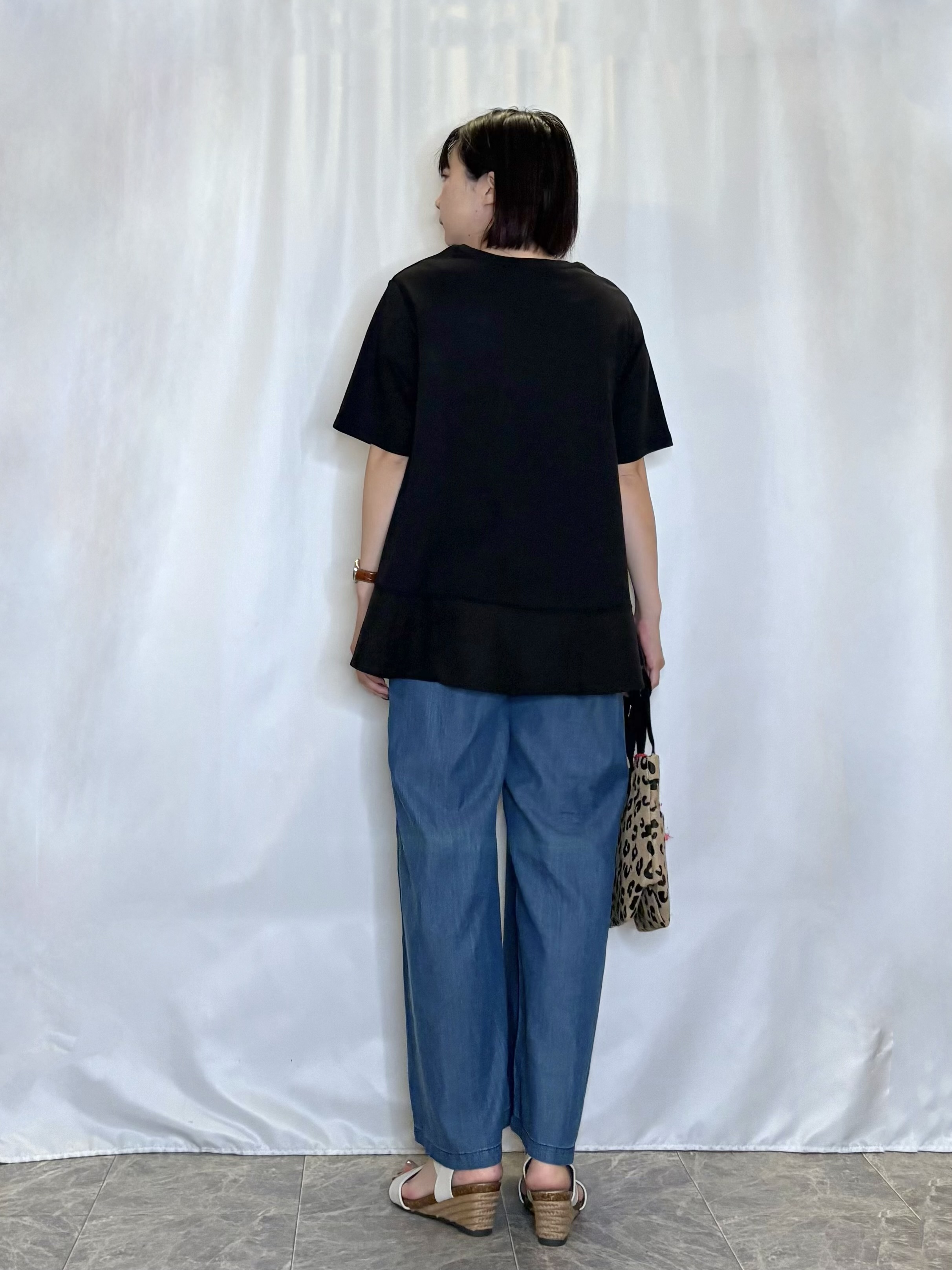 ネリさんの「SHOO･LA･RUE｜【ひんやり/UV/抗菌防臭】体型カバーも叶う 裾切り替えAライントップス」を使ったコーディネート