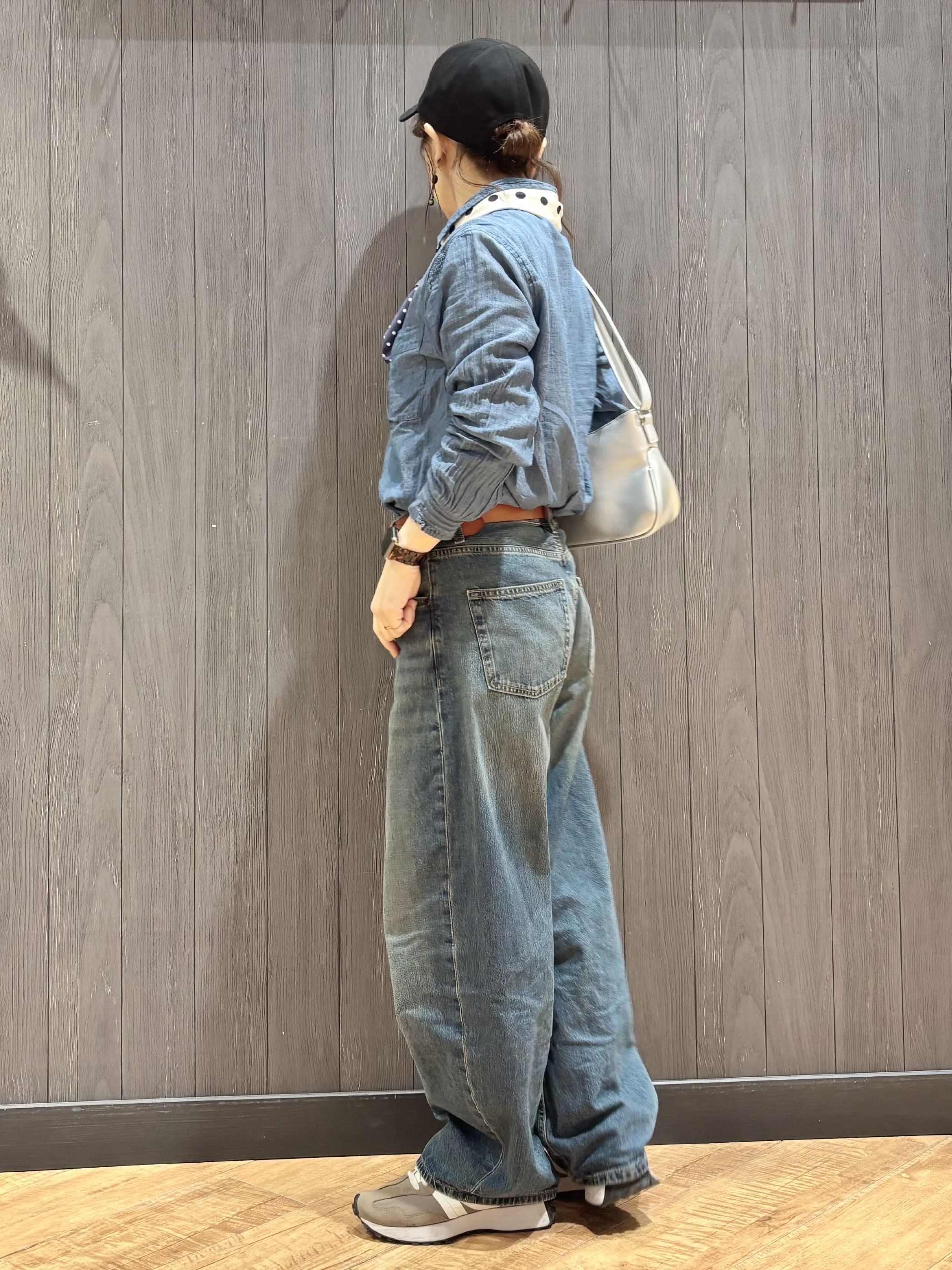 meiさんの「SHOO･LA･RUE｜【綿100%/UV/S-LL/体型カバー】優しく透ける 柔らかシアーデニムシャツ」を使ったコーディネート