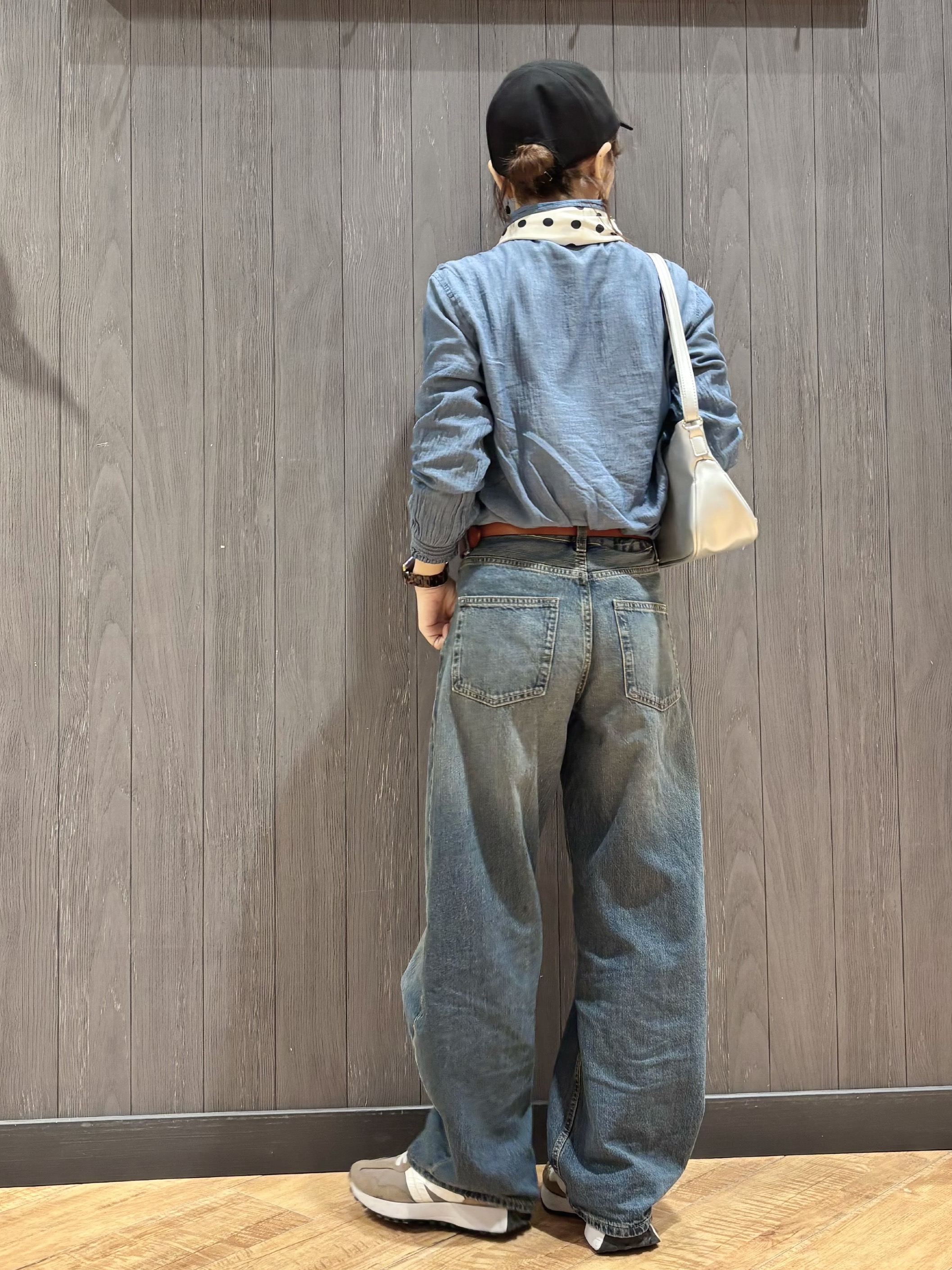meiさんの「SHOO･LA･RUE｜【綿100%/UV/S-LL/体型カバー】優しく透ける 柔らかシアーデニムシャツ」を使ったコーディネート
