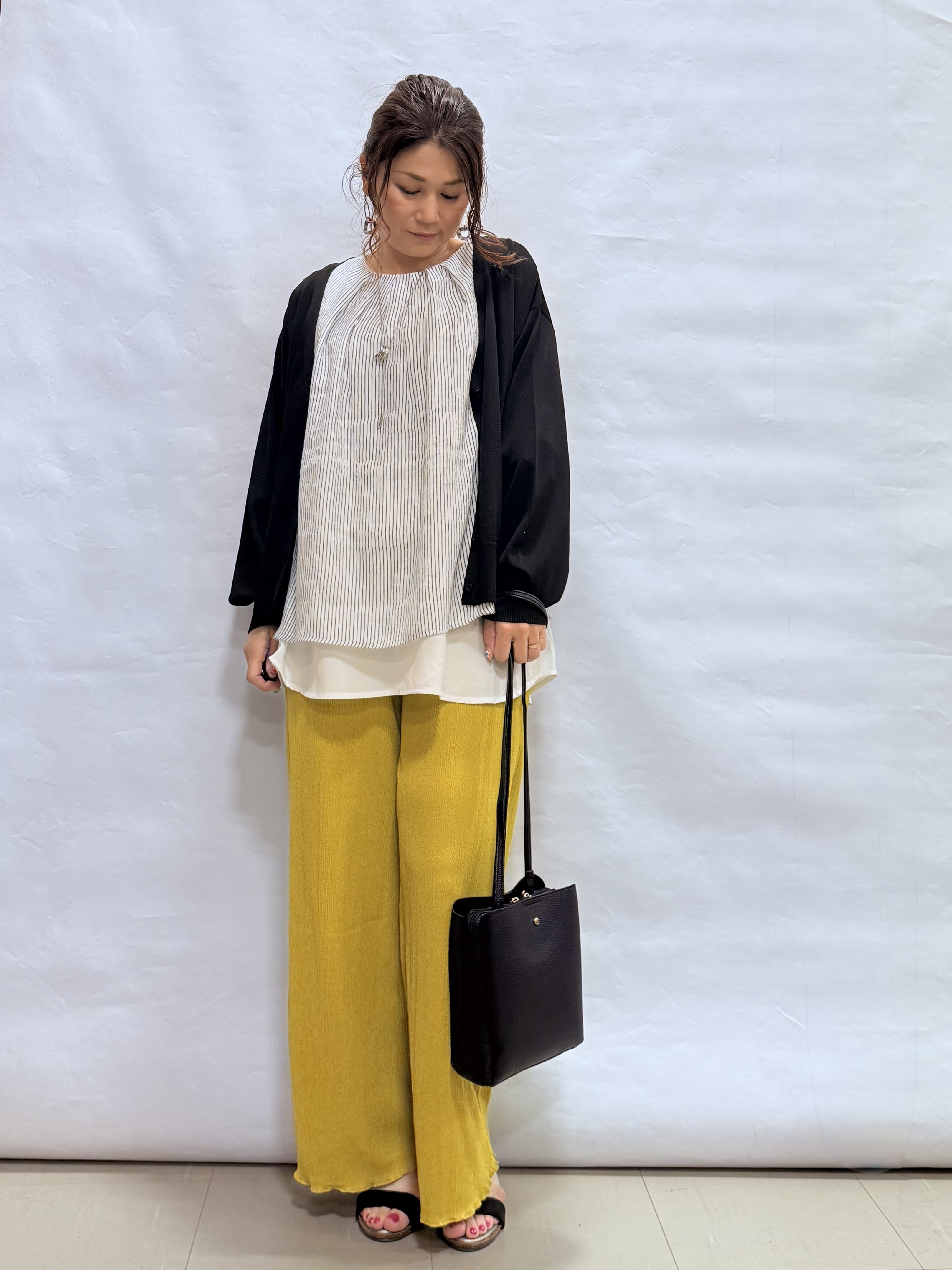 fuuさんの「SHOO･LA･RUE｜【洗濯機可/ひんやり/UV】さらっとしたタッチが心地よい ショート丈 Vネックカーディガン」を使ったコーディネート